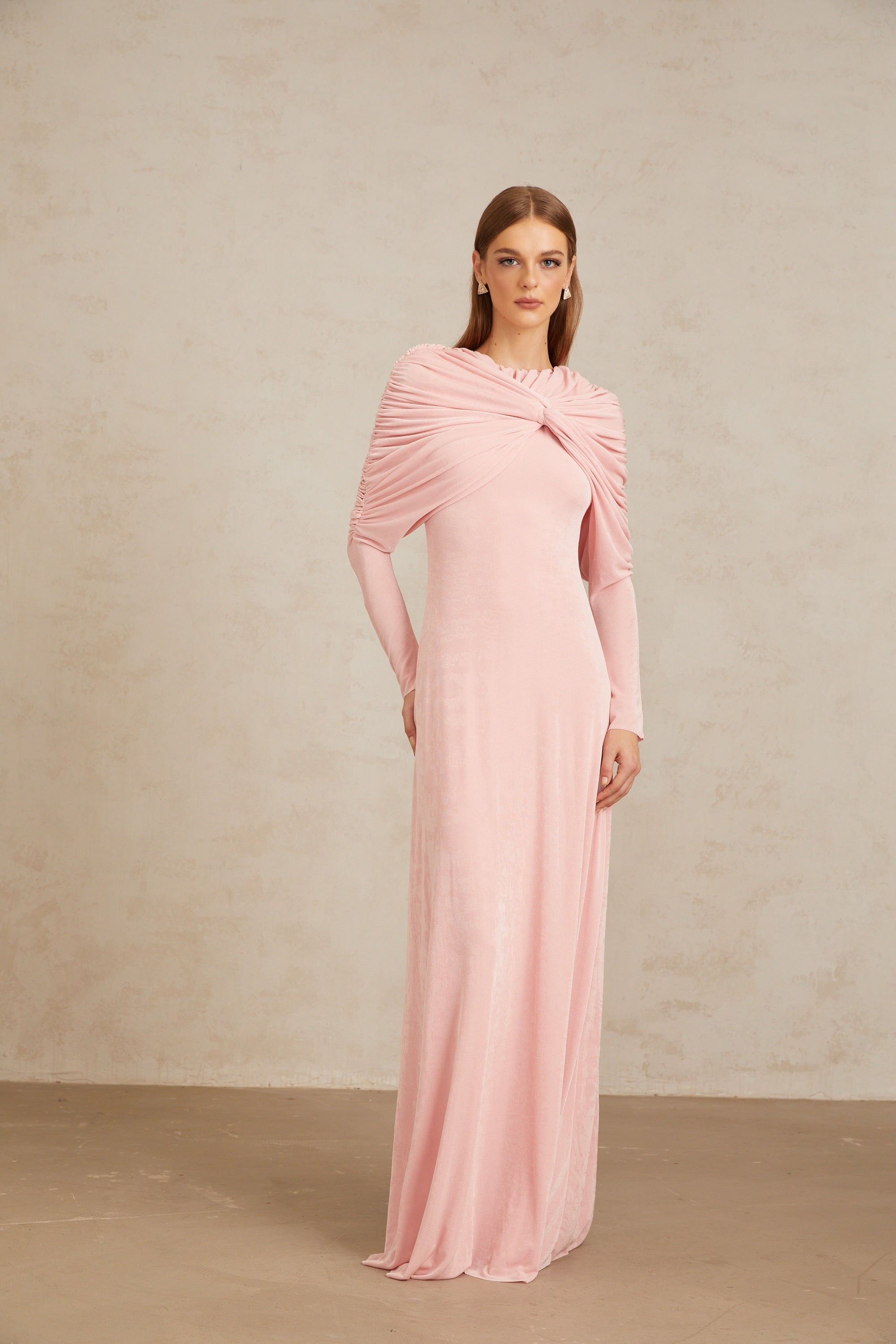 Vestido largo rosa moderno con panel ruched y diseño maxi, de la marca Final Sale, en color rosa brillante.