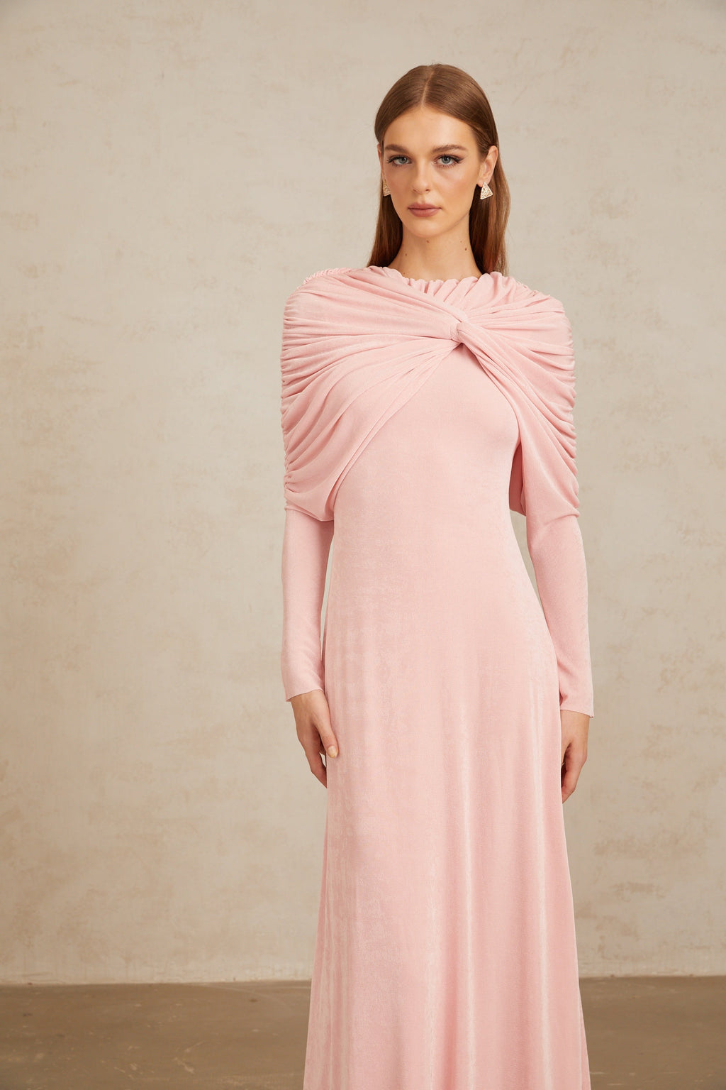 Vestido largo maxi rosa con paneles modernos y nudos, diseño elegante de Final Sale, perfecto para ocasiones especiales.