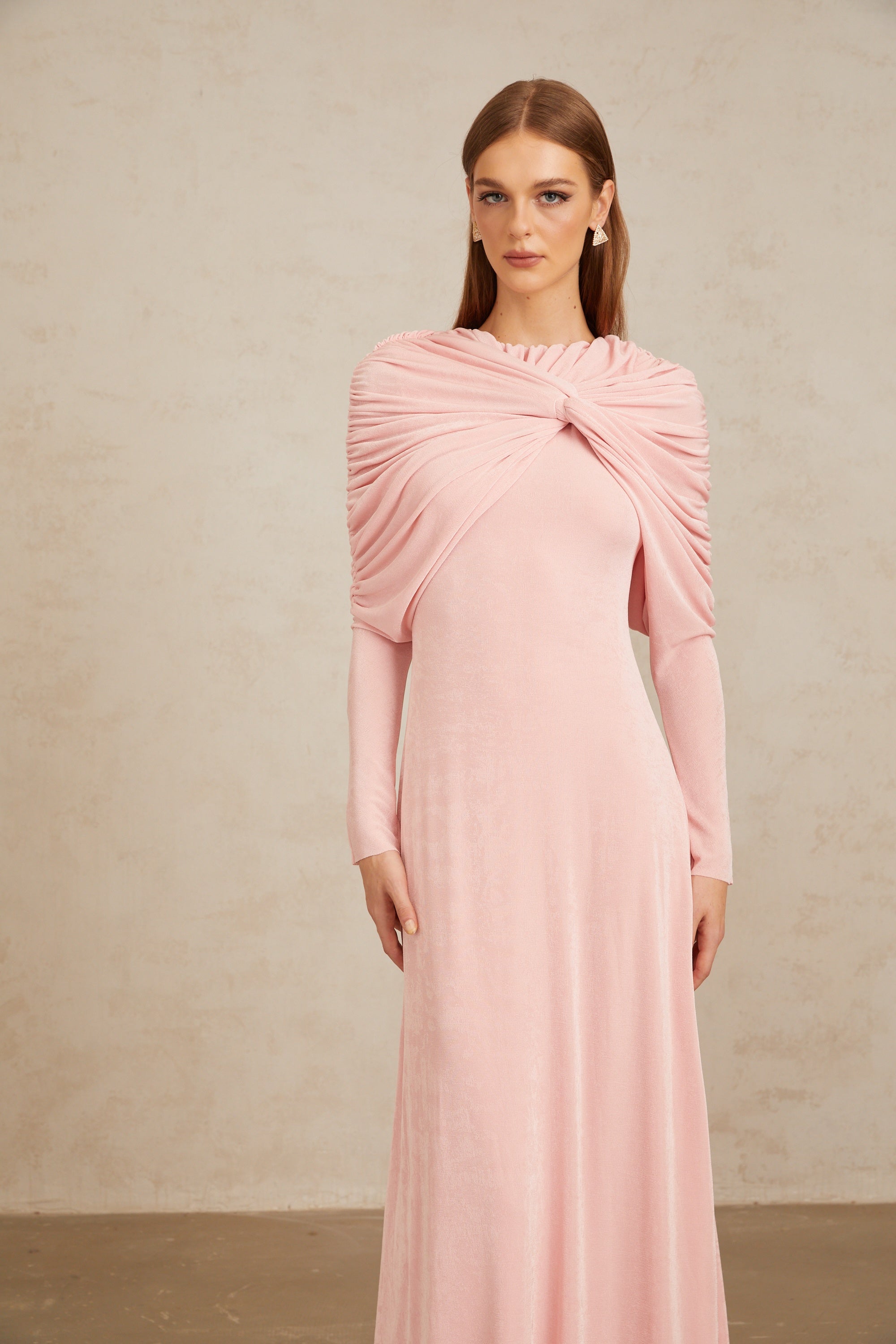Vestido largo maxi rosa con paneles modernos y nudos, diseño elegante de Final Sale, perfecto para ocasiones especiales.
