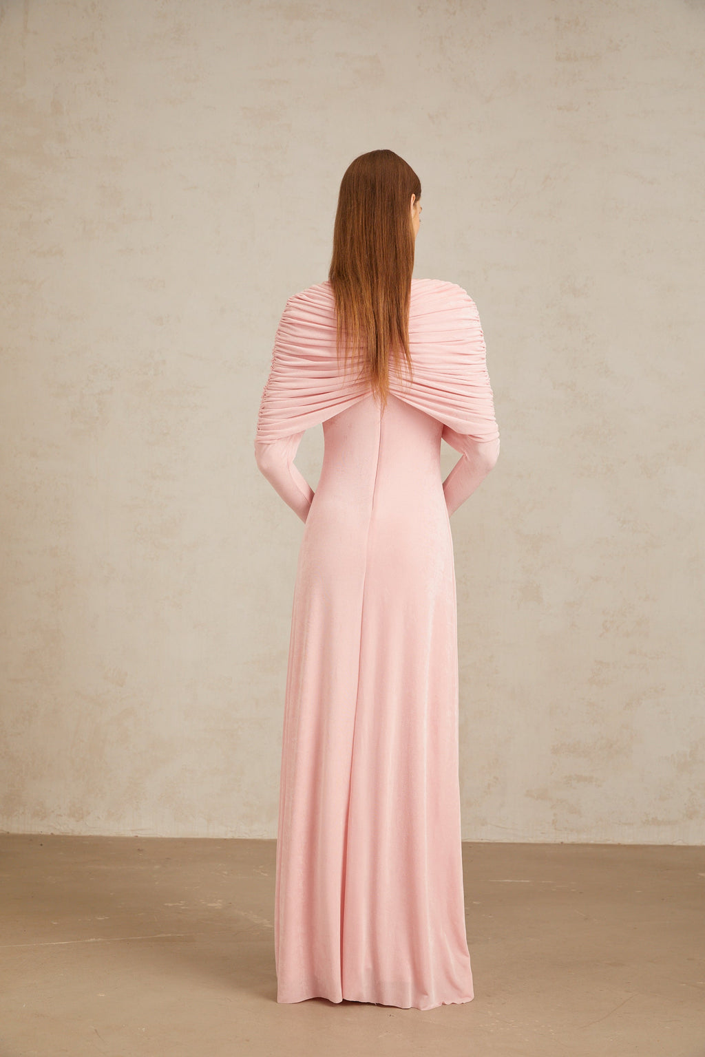 Vestido maxi rosa moderno con paneles, drapeado y detalles fruncidos, de la marca Final Sale, para ocasiones elegantes.