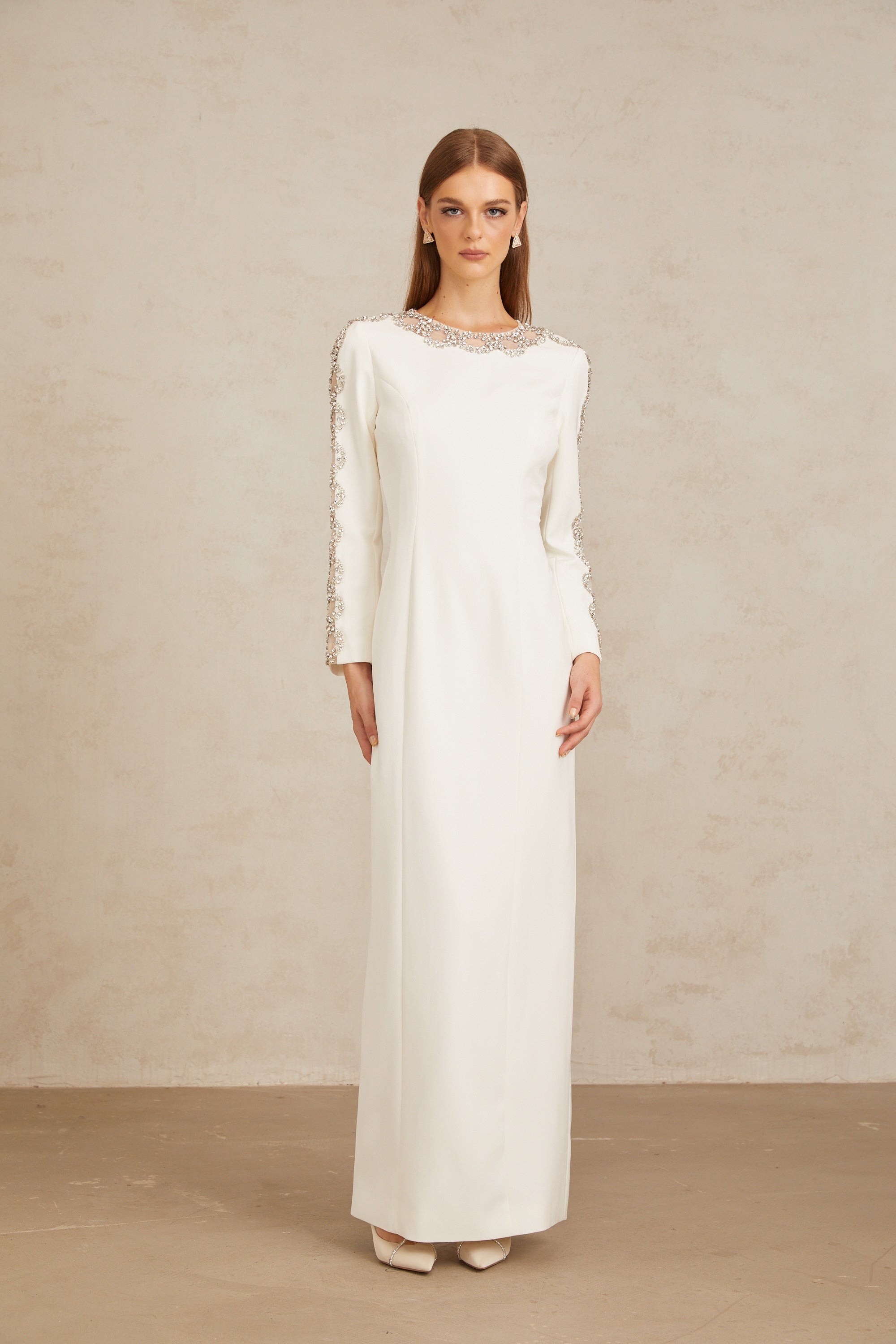 Vestido largo blanco Freja con cristales adornados, estilo maxi y elegante para ocasiones especiales.