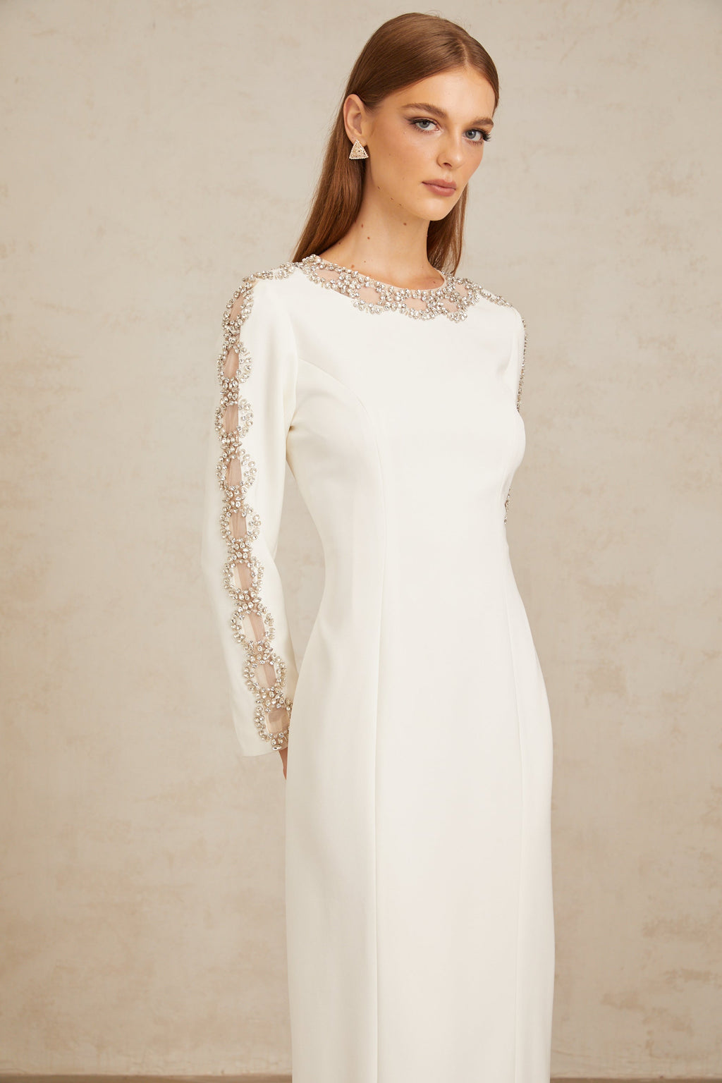 Vestido largo blanco Freja con cristales adornados, diseño elegante y sofisticado para eventos formales.