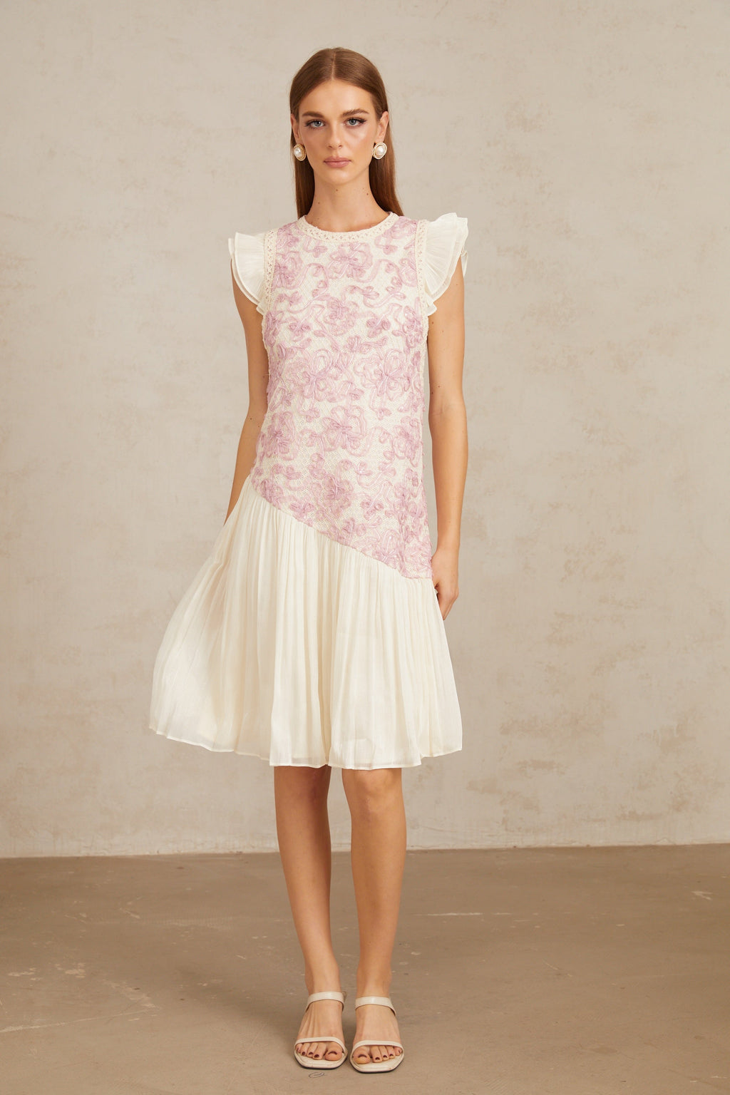Vestido midi de crochet floral rosa Charitina, con paneles y diseño elegante, en color rosa, de la marca Final Sale.