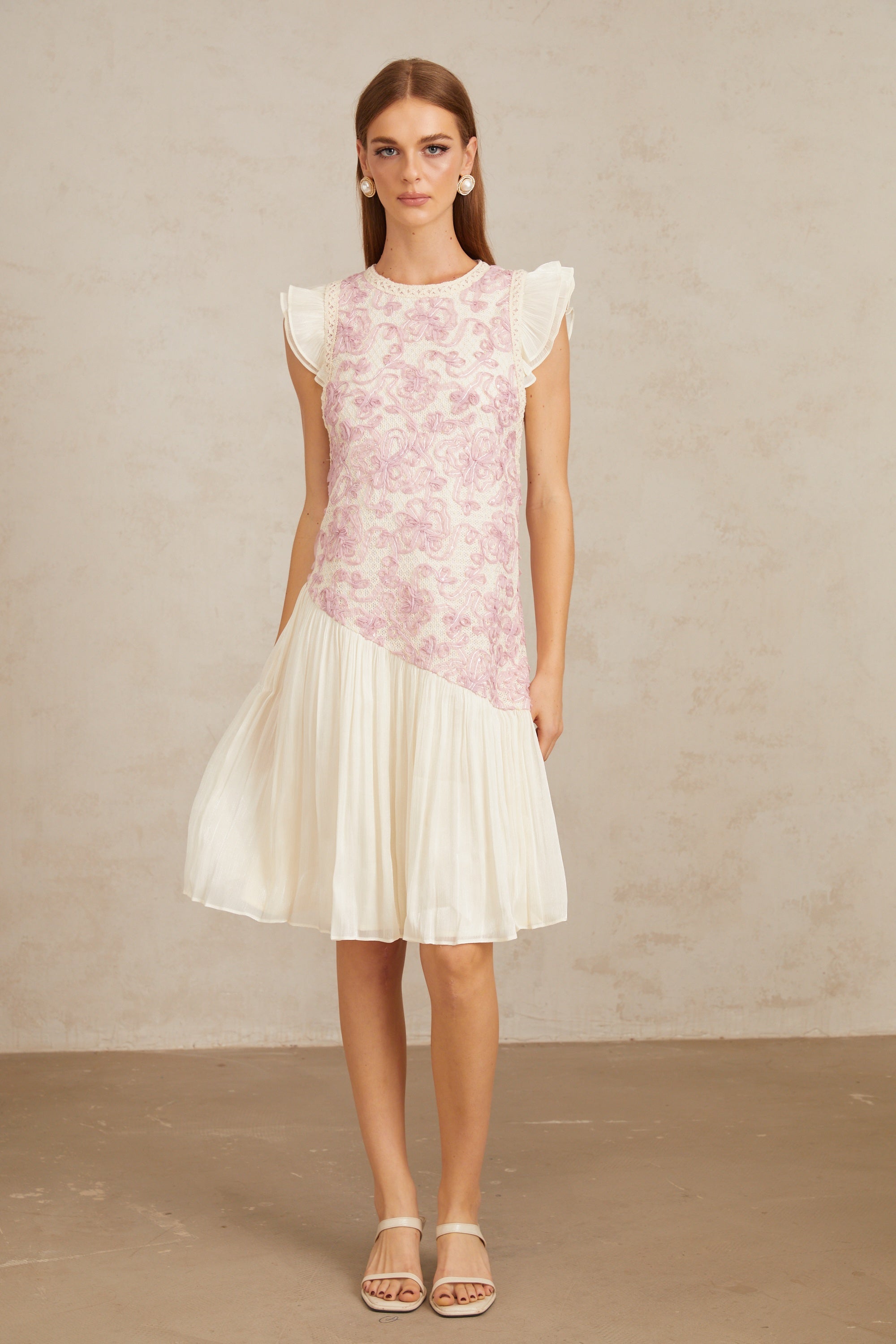 Vestido midi de crochet floral rosa Charitina, con paneles y diseño elegante, en color rosa, de la marca Final Sale.
