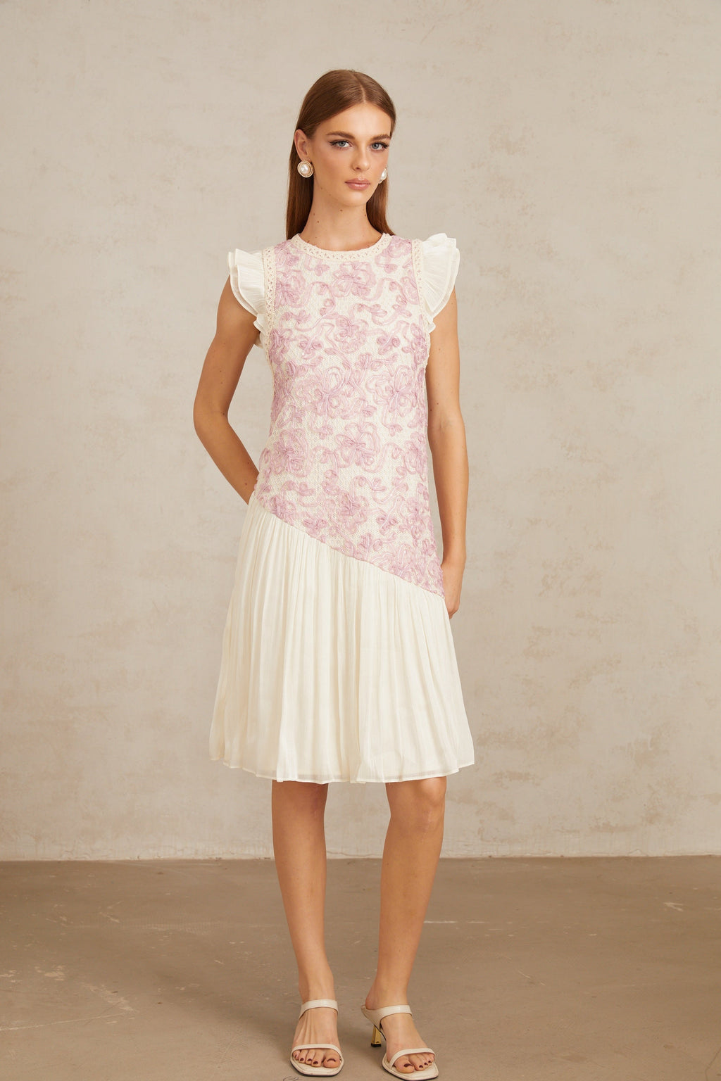 Vestido midi de encaje floral rosa Charitina con paneles, estilo crochet, para mujer, en una imagen con fondo neutro