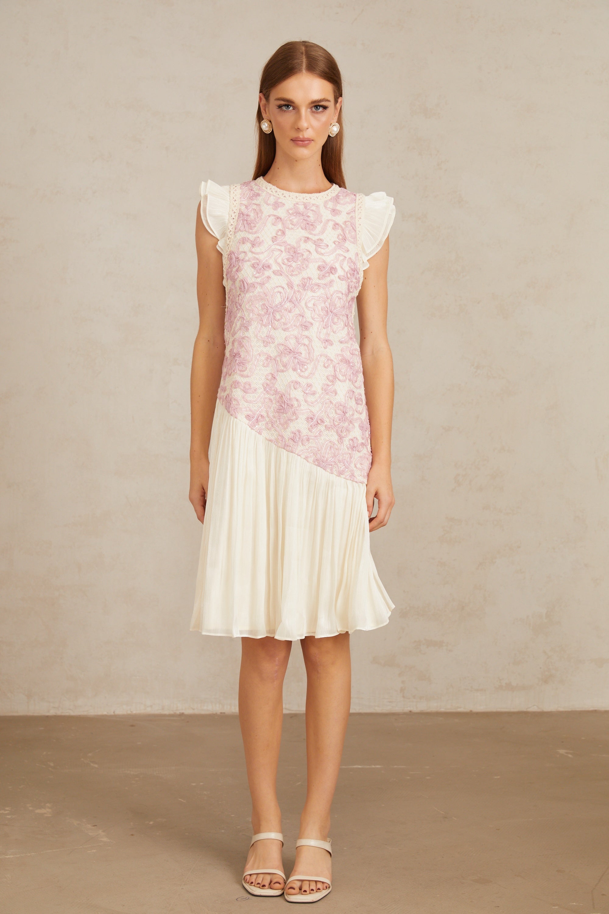 Vestido midi rosa Charitina con panel floral y bordado de ganchillo, estilo elegante y femenino, en vista frontal.