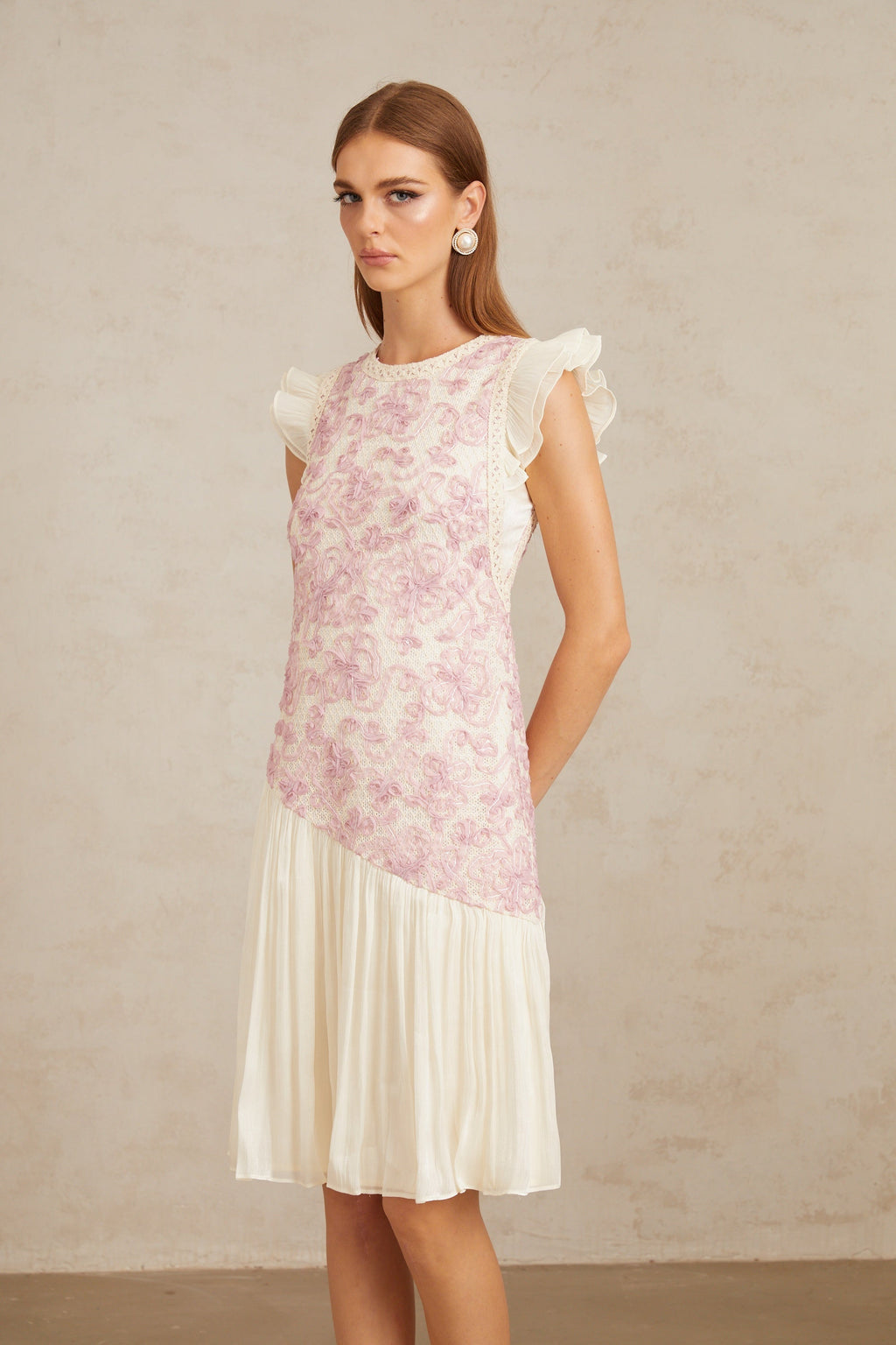 Vestido midi floral en color rosa Charitina con paneles de encaje de crochet, de la marca Final Sale, vista en la imagen.