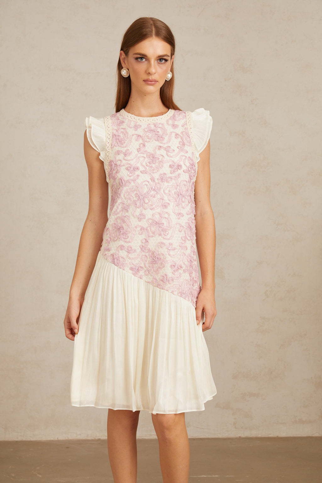 Vestido midi de crochet con panel floral en color rosa de la marca Final Sale, con detalles delicados y diseño elegante.