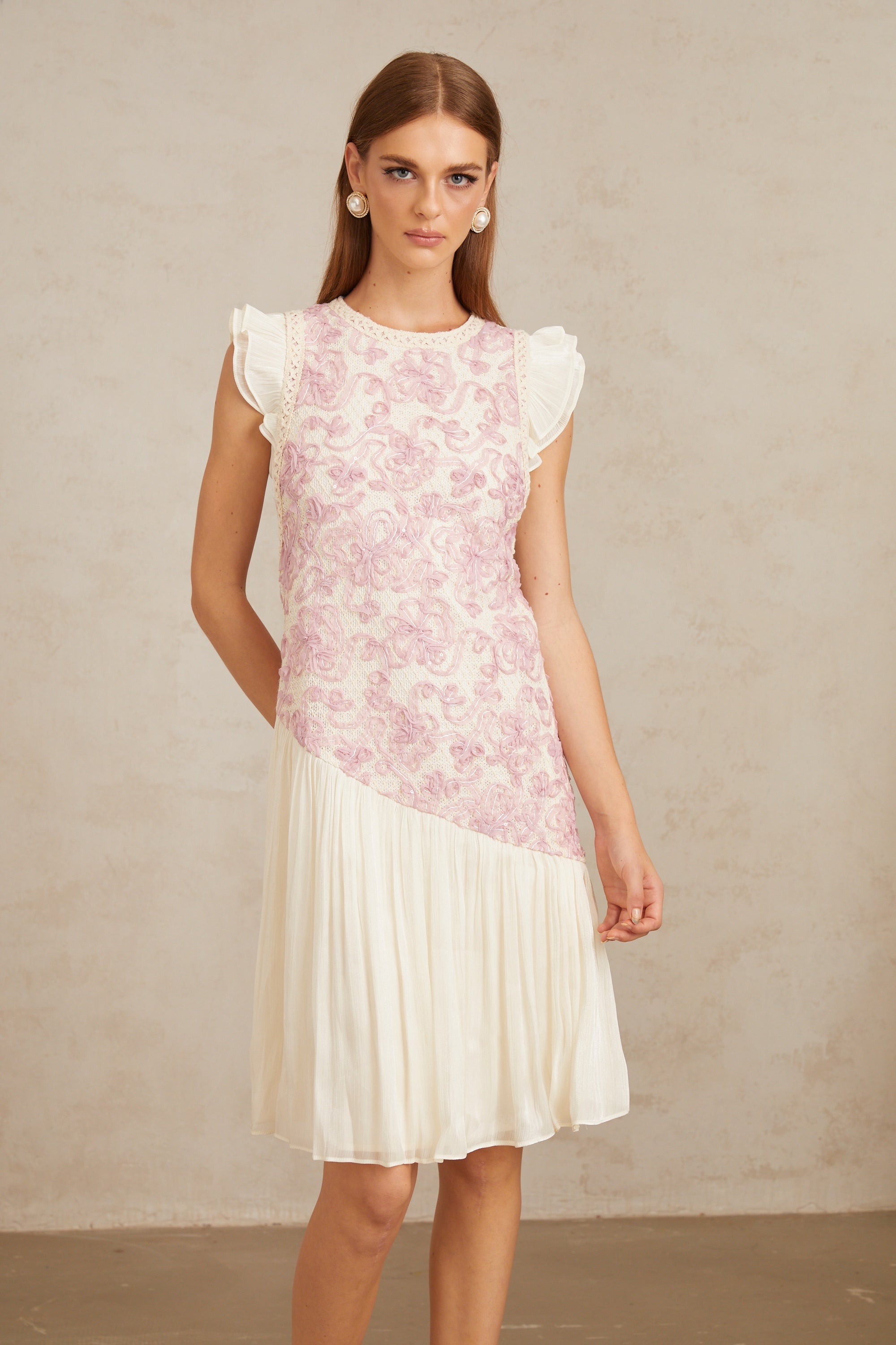 Vestido midi floral de crochet rosa Charitina con panel en la parte superior y falda fluida, de la marca Final Sale.