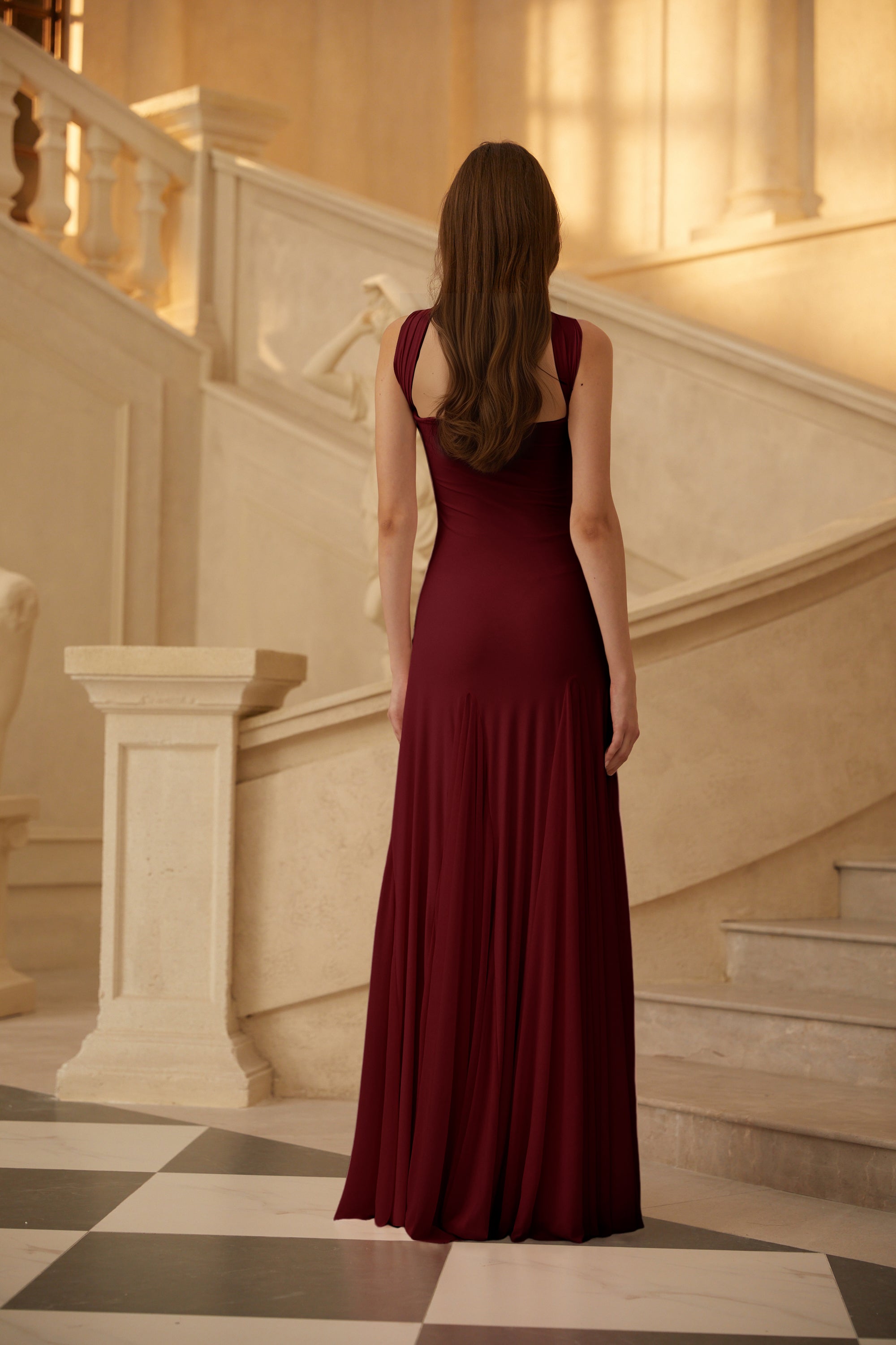 Vestido maxi rojo Rêverie con escote en forma de corazón, sin mangas y diseño elegante, en una mujer luciendo en la imagen