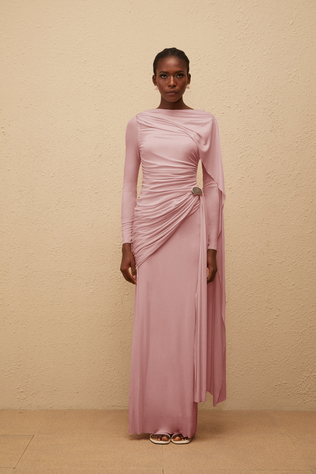 Vestido maxi rosa asimétrico de punto con fruncido de la marca Final Sale, con diseño elegante y moderno.