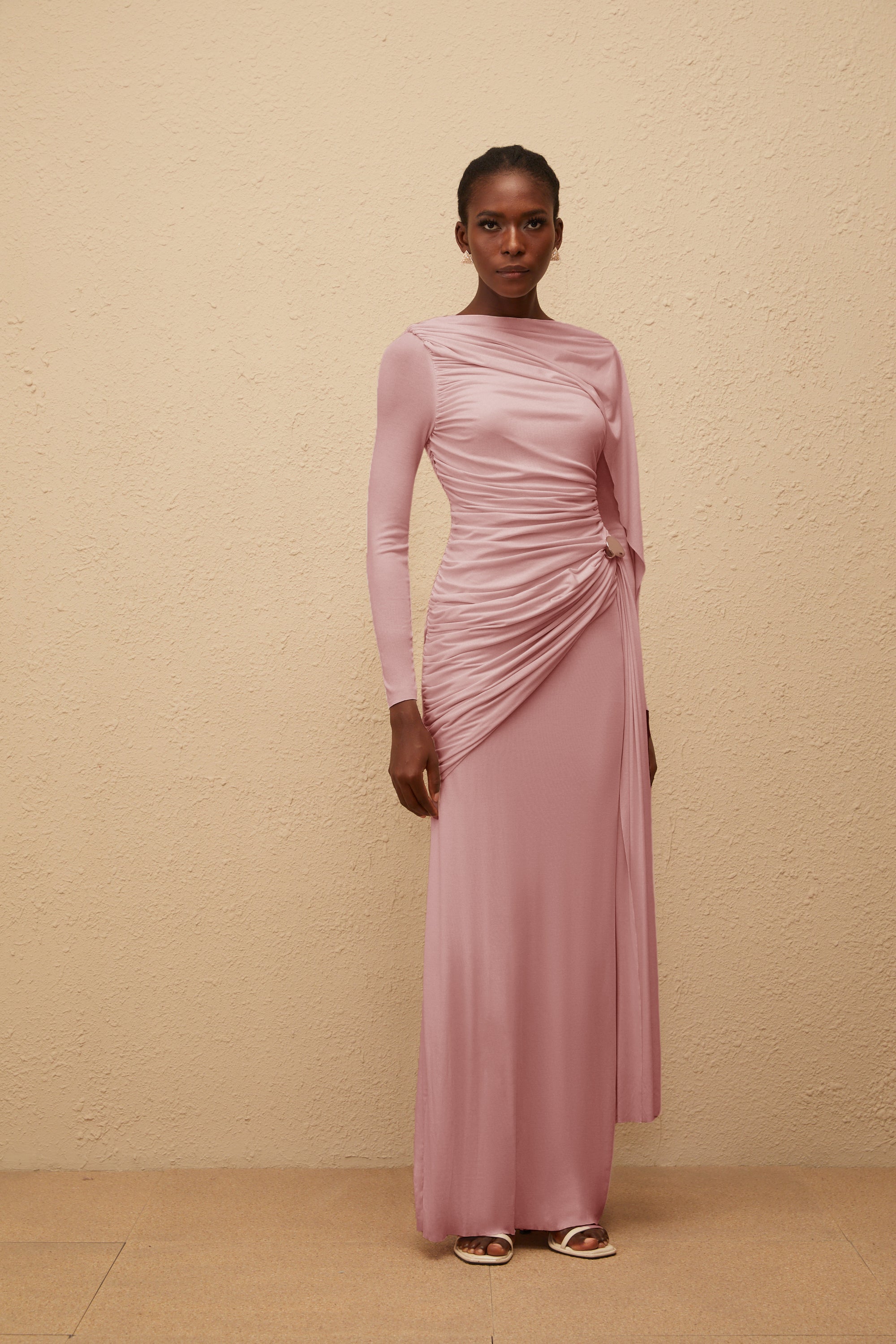 Vestido largo rosa asimétrico de punto con fruncido de la marca Final Sale, diseño maxi y estilo elegante.