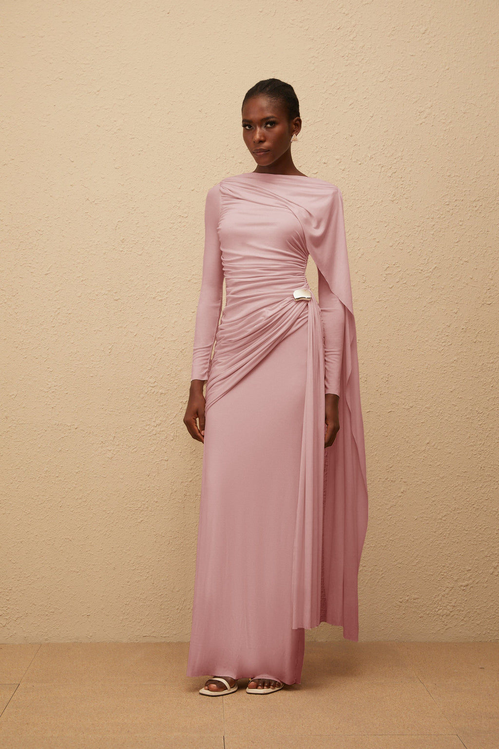 Vestido largo rosa asimétrico y fruncido de punto de Final Sale, estilo maxi y elegante para ocasiones especiales.