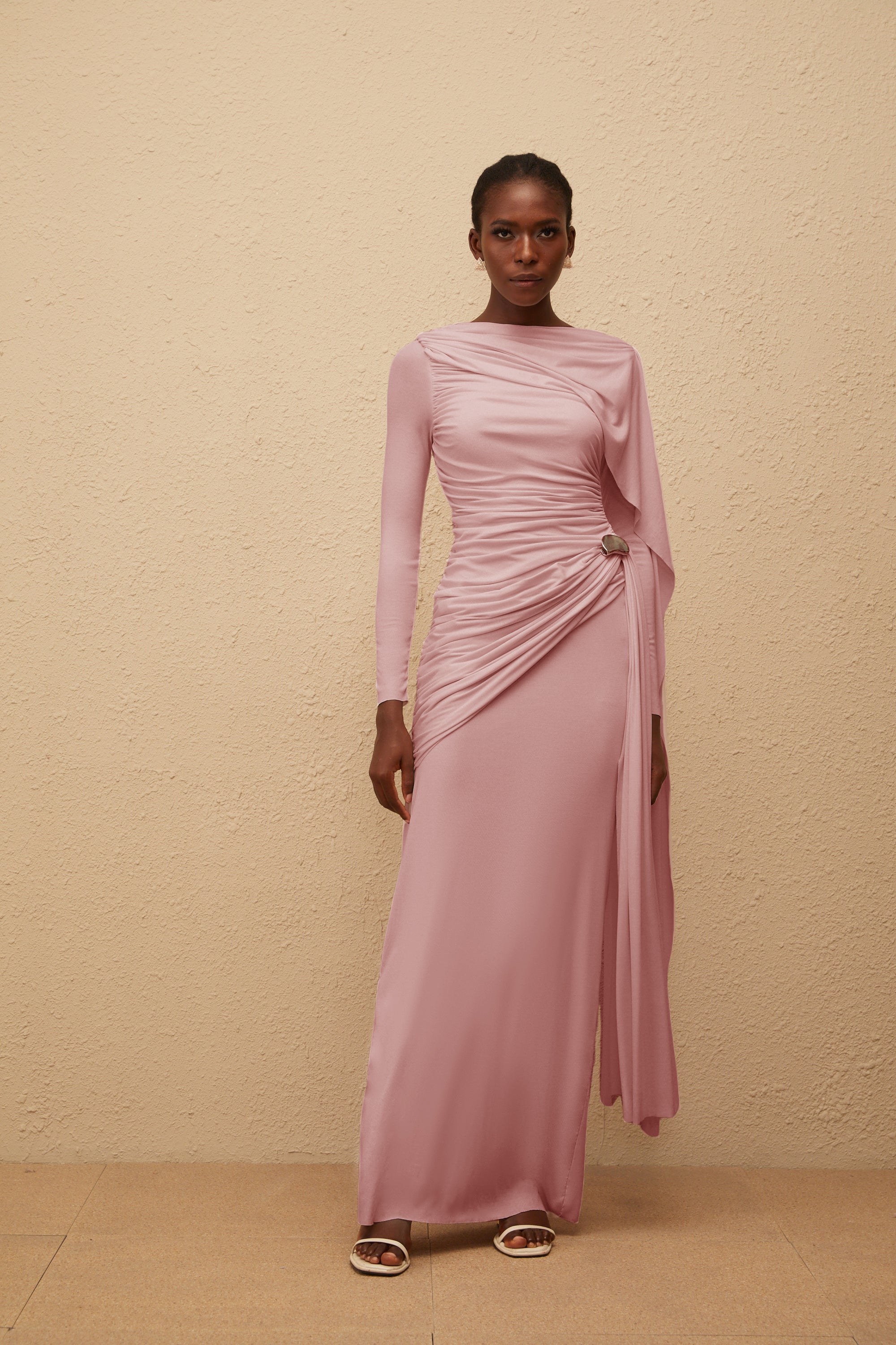 Vestido maxi rosa asimétrico de punto con frunce, estilo Paloma Pink, para mujer, en color rosa y diseño elegante.
