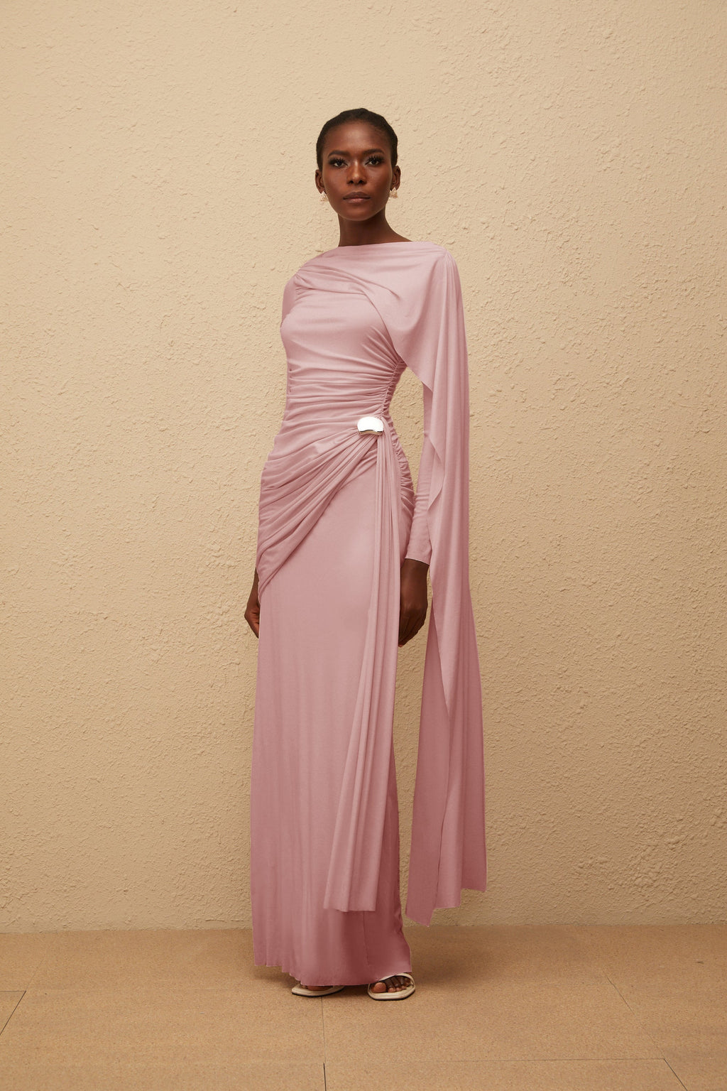 Vestido maxi rosa asimétrico de punto con fruncido de la marca Final Sale, diseñado para un estilo elegante y moderno.