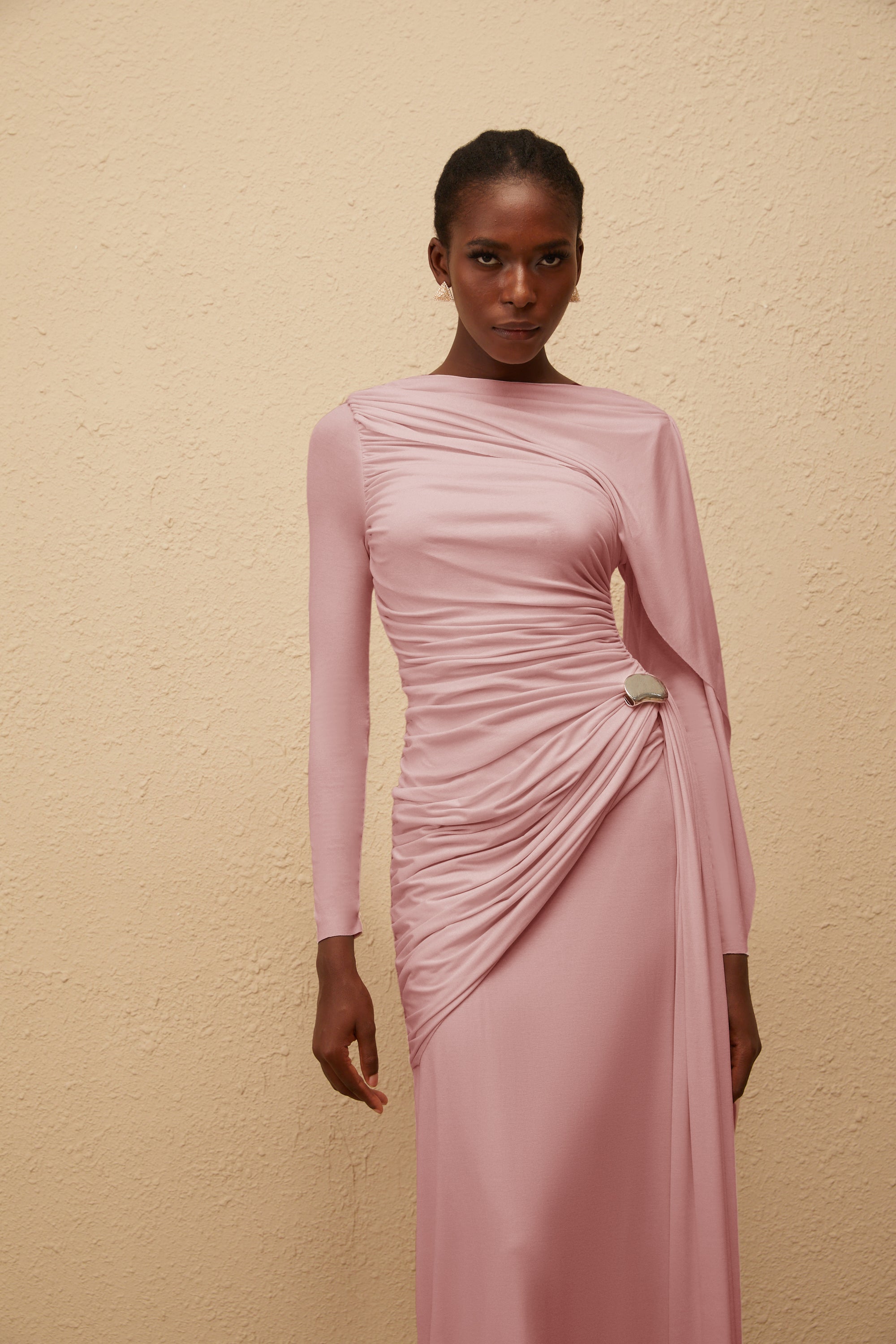 Vestido largo de punto rosa paloma asimétrico y fruncido, diseño elegante y moderno para ocasiones especiales.