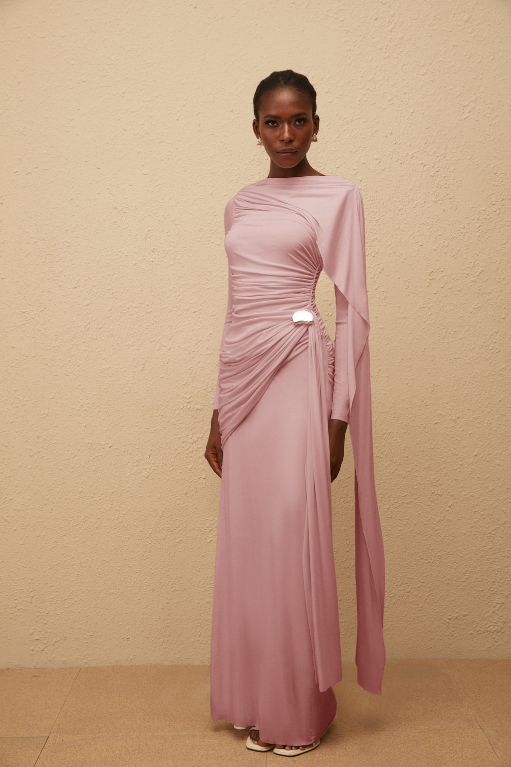 Vestido maxi rosa asimétrico de punto con frunces de Final Sale, elegante y ajustado en el diseño, para ocasiones especiales.