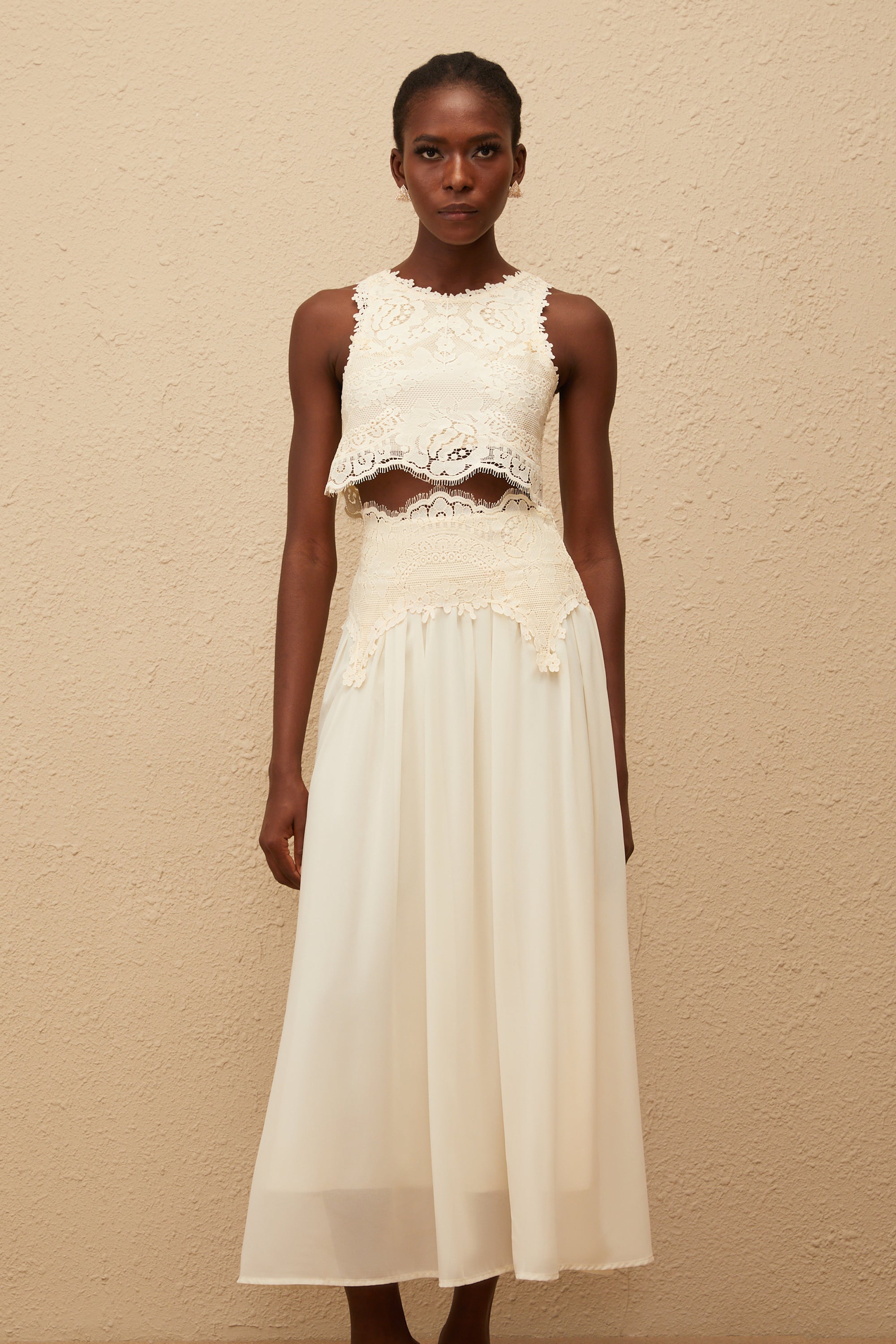 Conjunto de blusa y falda de encaje floral en color blanco de la marca Final Sale, mostrando detalles delicados y elegantes.