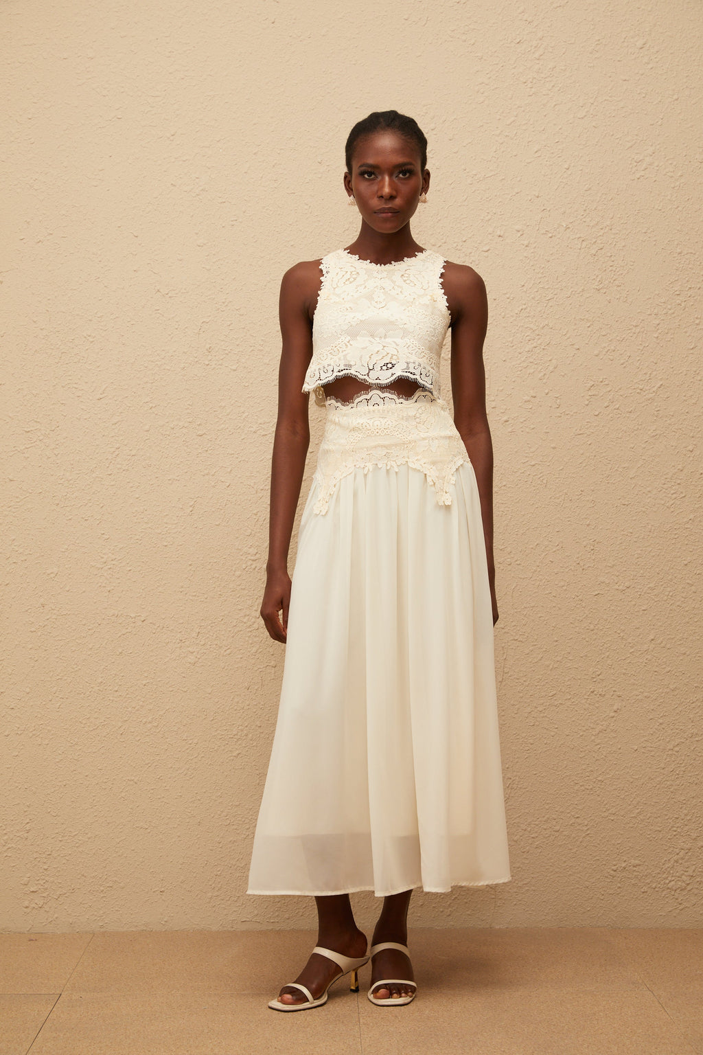 Conjunto de ropa de encaje floral blanco de Clothilde, top y falda, con detalles elegantes y delicados en tela ligera.