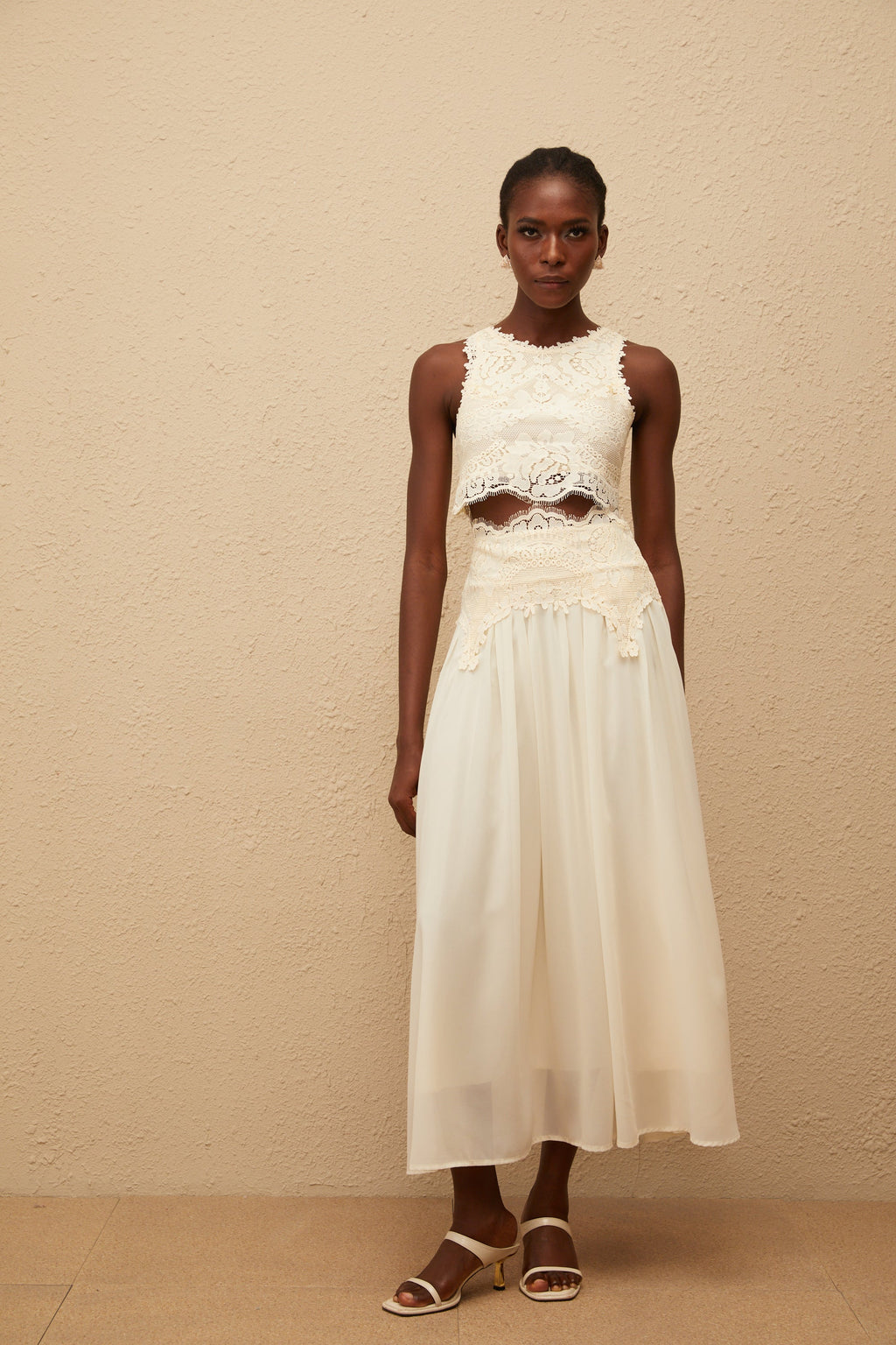 Conjunto de blusa y falda de encaje floral blanco de Final Sale, muestra detalles delicados y diseño elegante.
