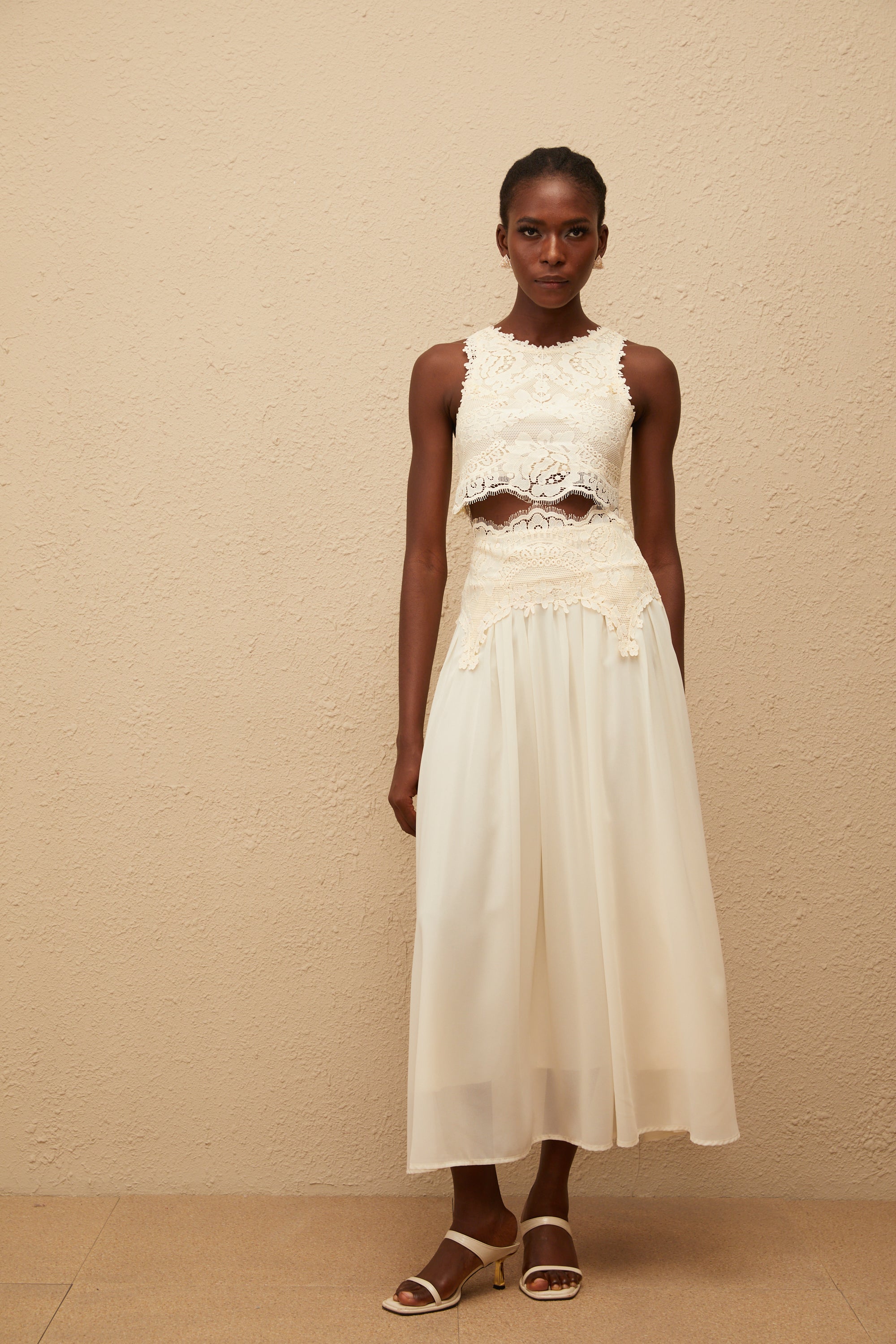 Conjunto de blusa y falda de encaje floral blanco de Final Sale, muestra detalles delicados y diseño elegante.