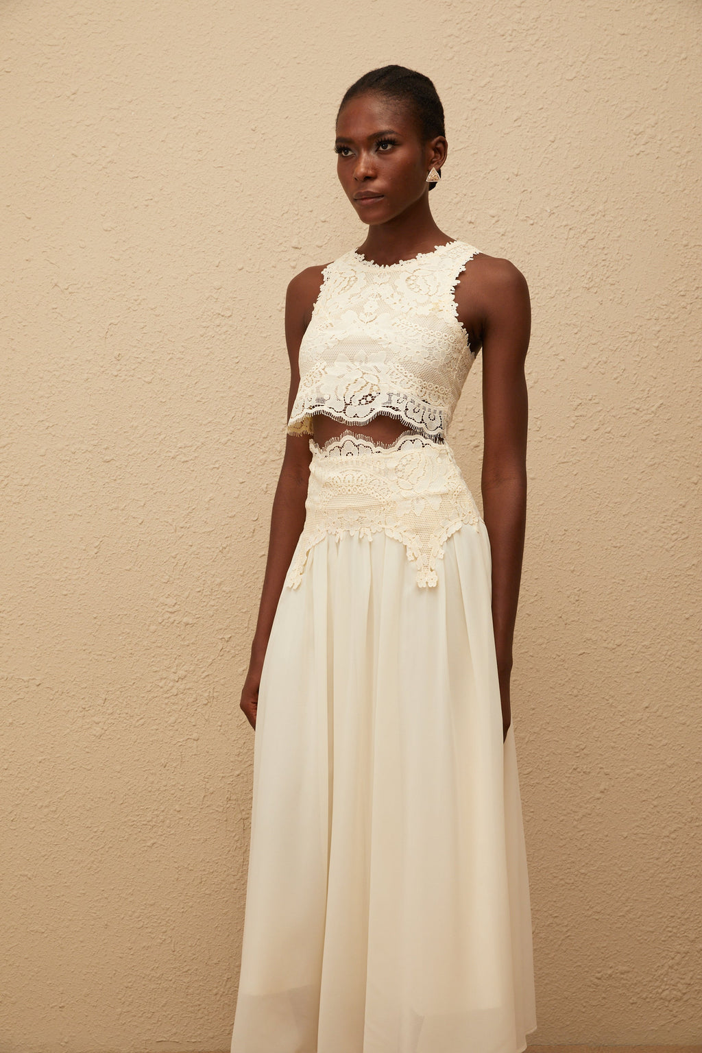 Conjunto de blusa y falda de encaje floral blanco de la marca Final Sale, elegante y delicado, visible en la imagen.