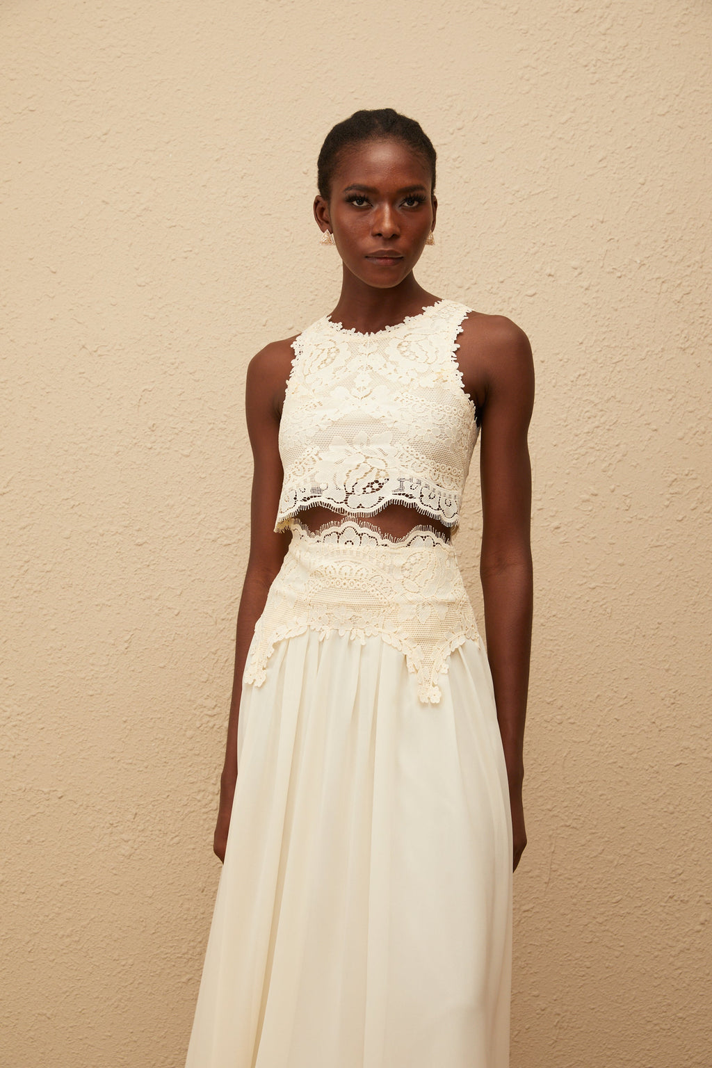 Conjunto de blusa y falda de encaje floral en color blanco de la marca Final Sale, vista frontal en la imagen.