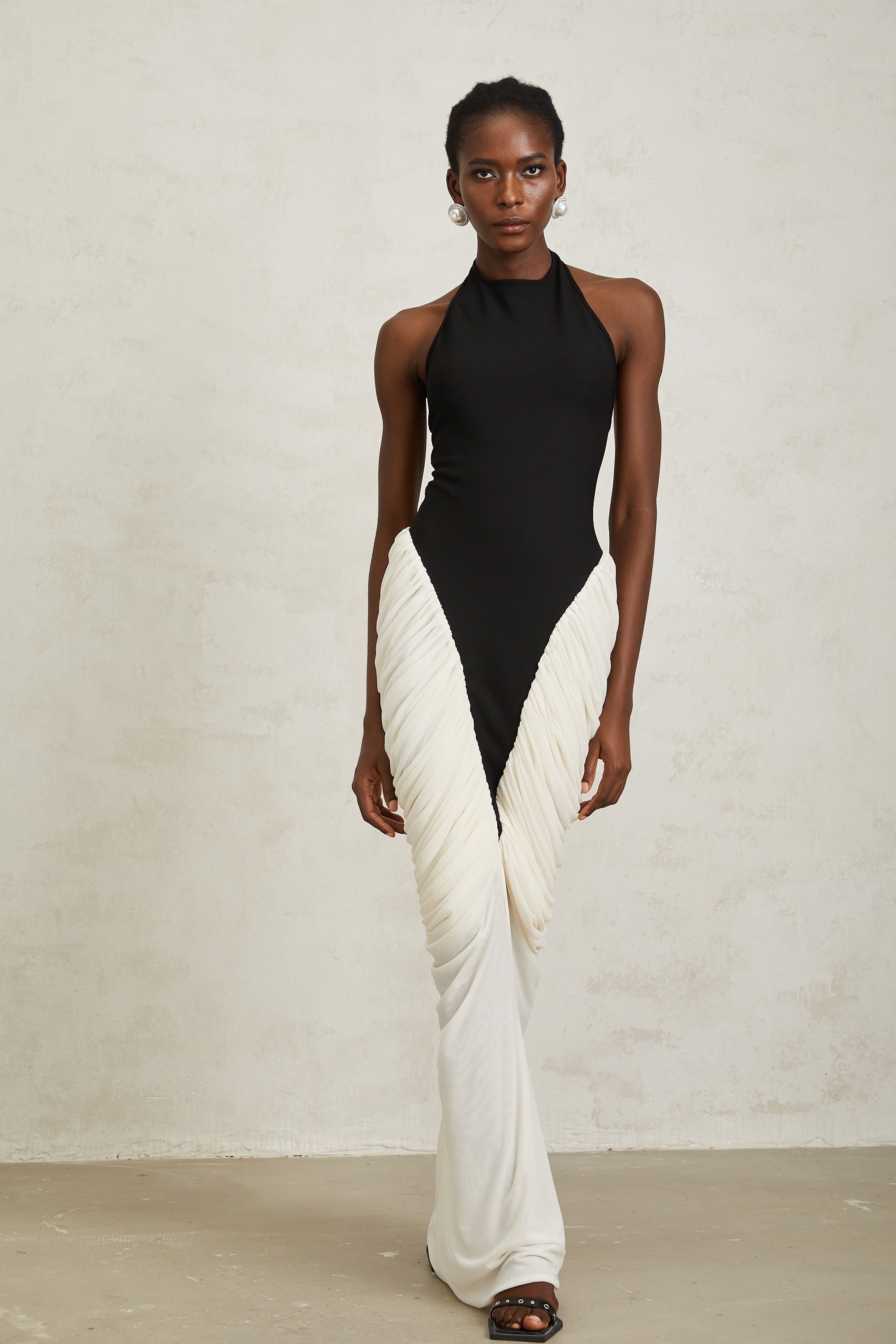 Vestido largo de noche en color negro con drapeado y halter, diseñado por Final Sale, ajustado y elegante para ocasiones especiales.