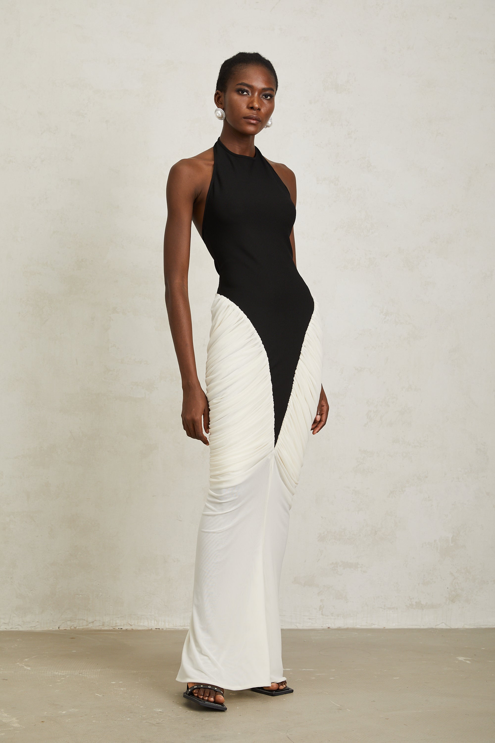 Vestido largo negro de seda con drapeado y escote halter, ajustado y elegante, de la marca Final Sale.