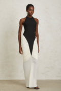 Vestido largo ajustado negro de jade con escote halterneck y ruched, diseñado por Final Sale, para ocasiones elegantes.