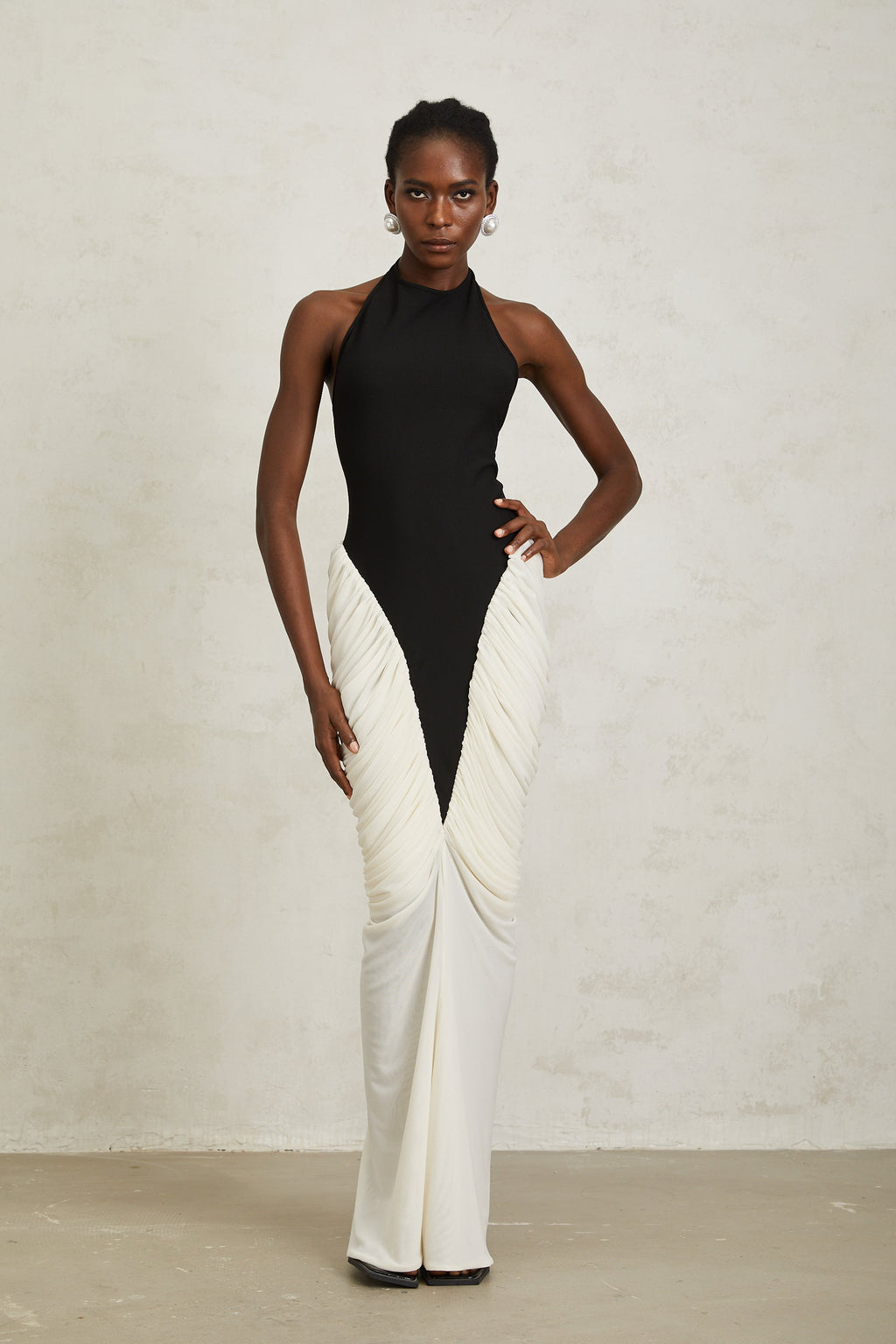 Vestido largo ajustado negro de jade con escote halter y fruncido, estilo bodycon, de la marca Final Sale.