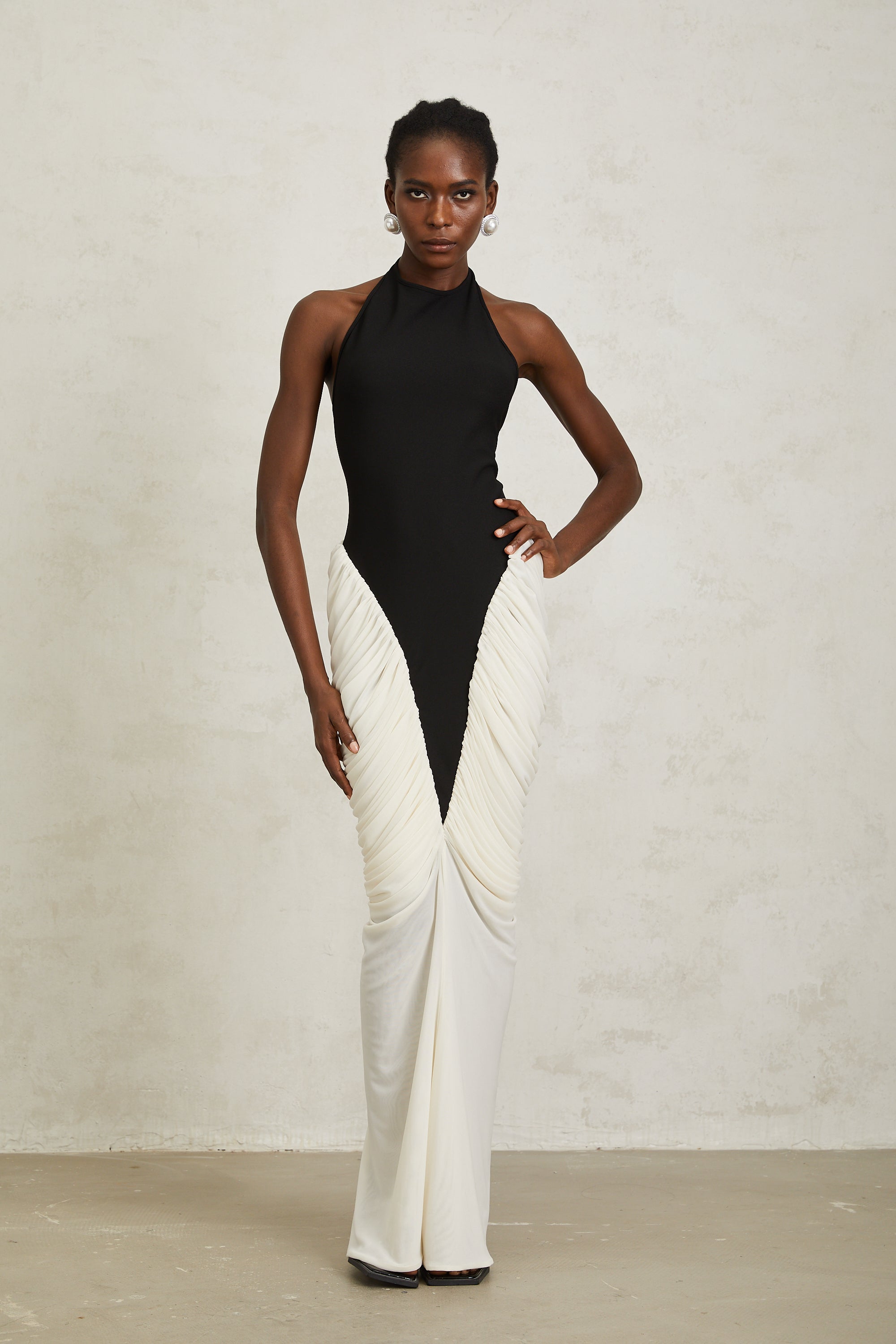 Vestido largo ajustado negro de jade con escote halter y fruncido, estilo bodycon, de la marca Final Sale.