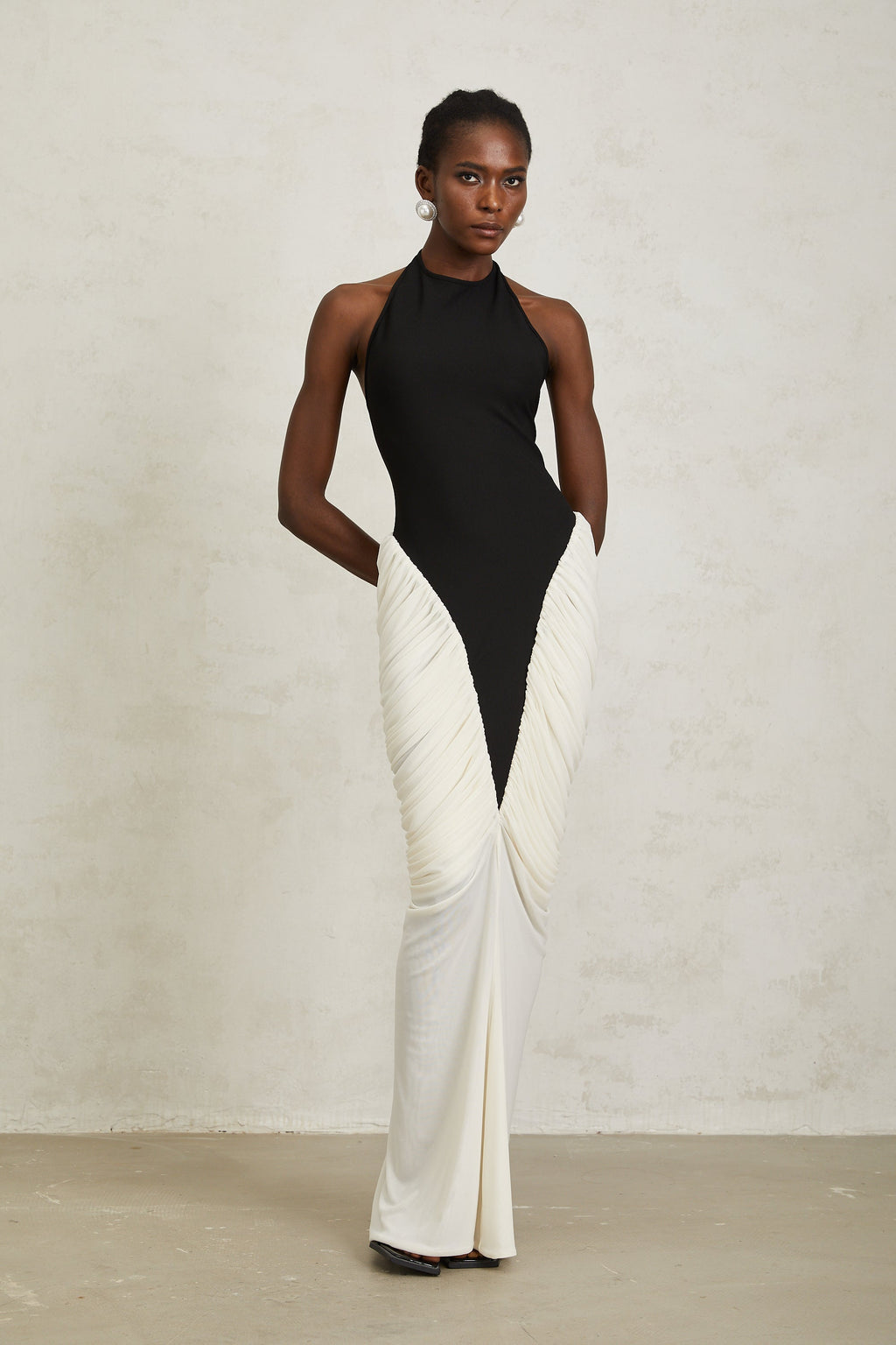 Vestido largo bodycon negro de jade con escote halter y detalle fruncido, ajustado y elegante para ocasiones especiales.