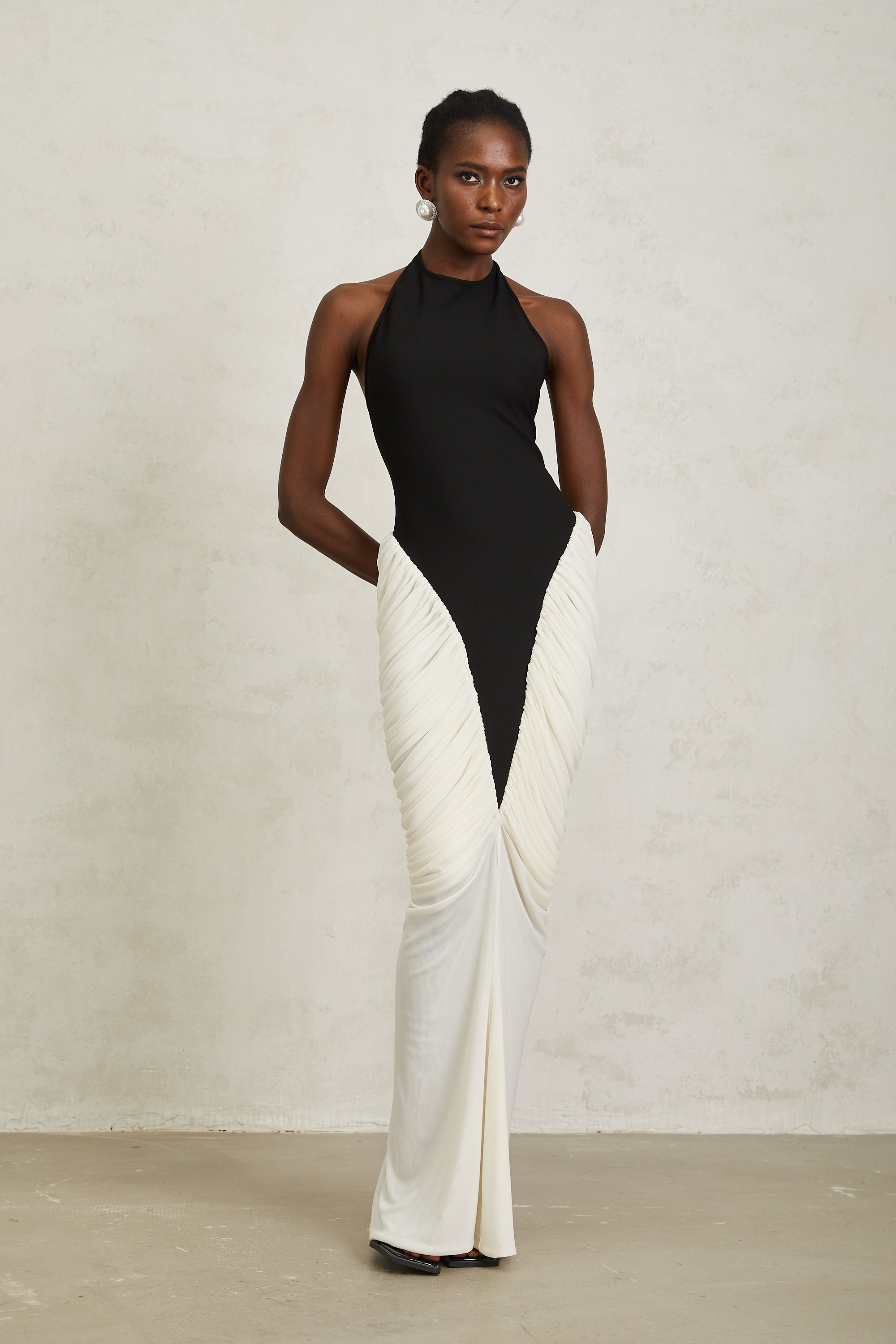 Vestido largo bodycon negro de jade con escote halter y detalle fruncido, ajustado y elegante para ocasiones especiales.