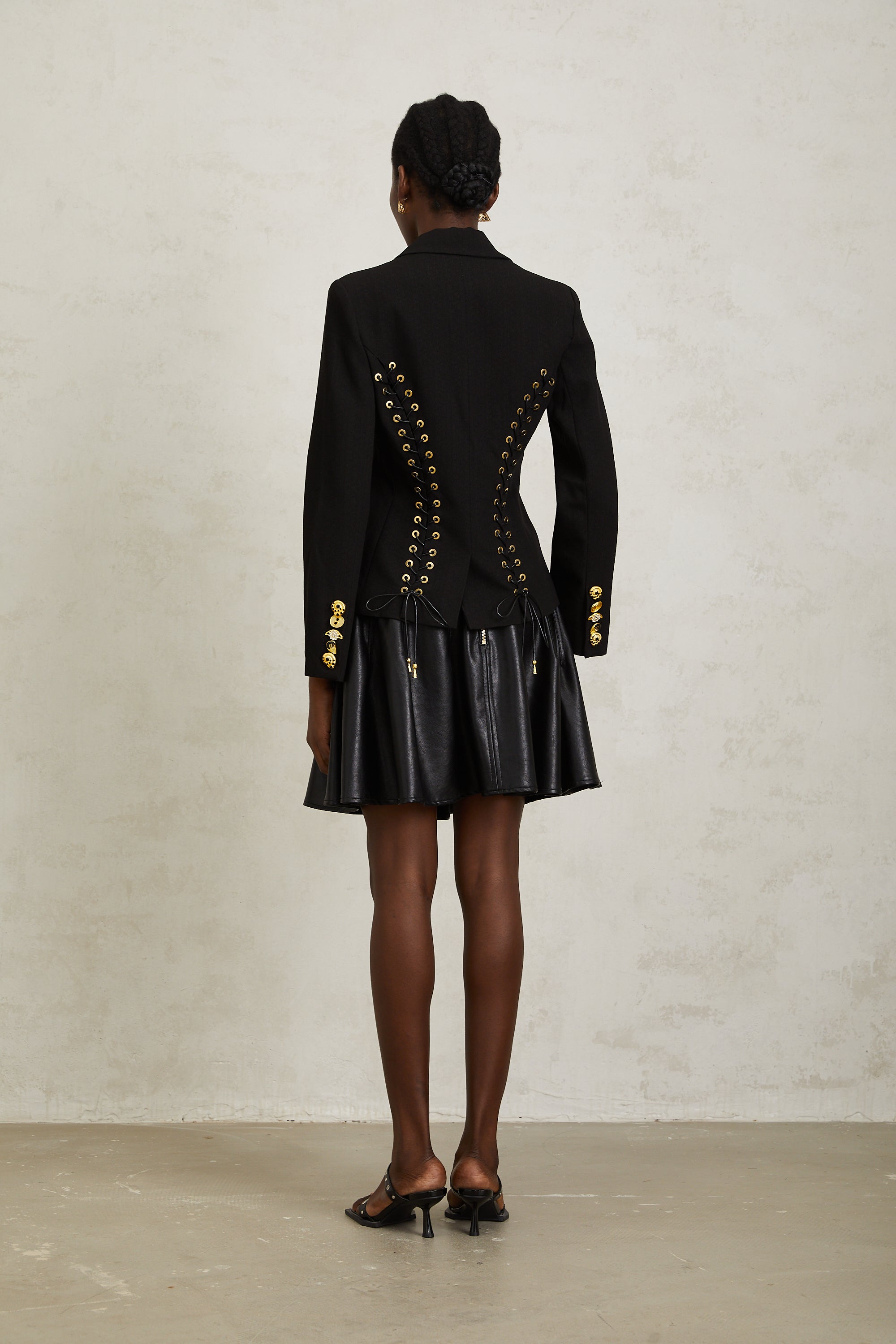 Blazer negro con cordones y detalles de encaje de la marca Final Sale, estilo elegante y moderno para mujer.