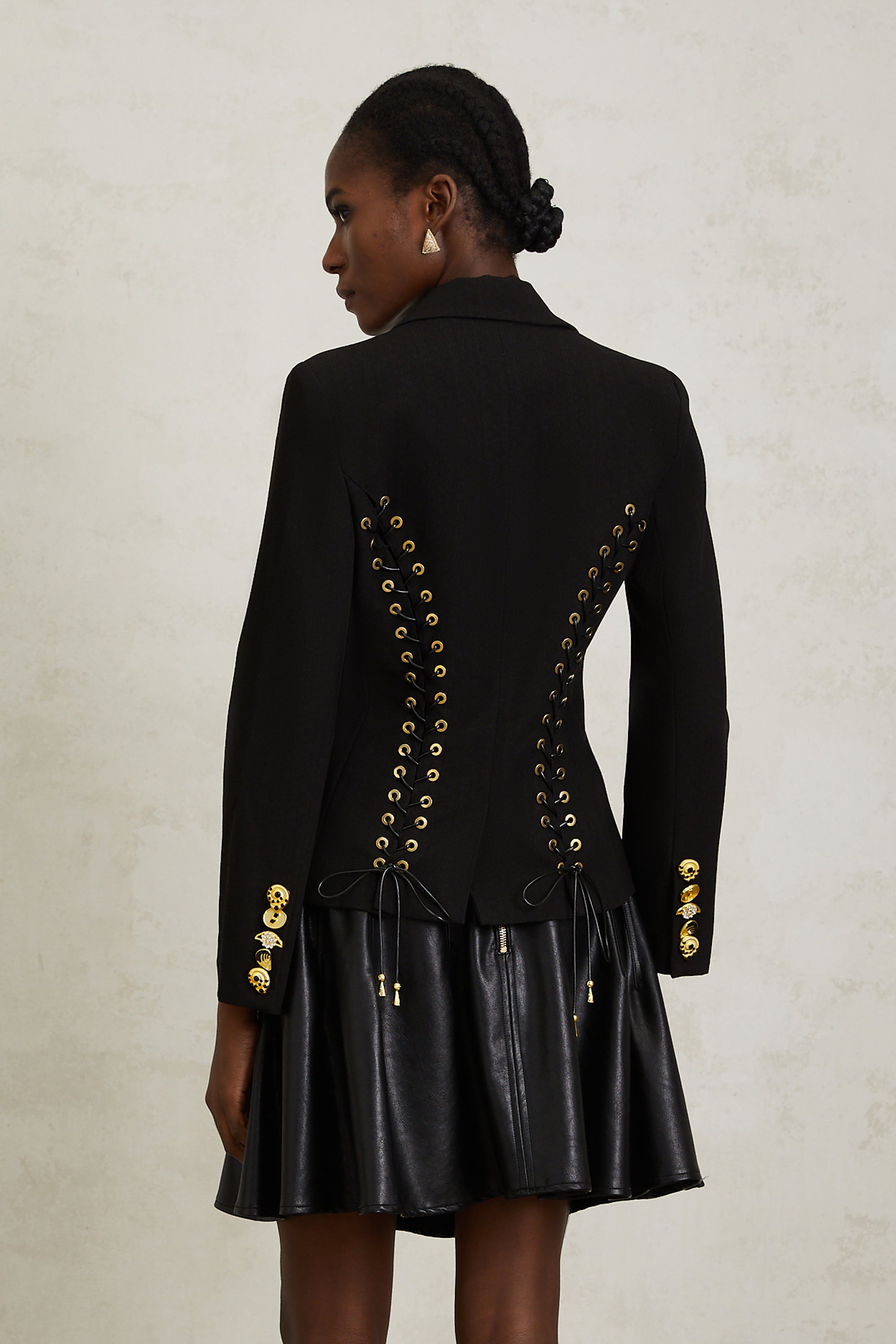 Blazer negro con cordones Sabine de Final Sale, diseño elegante y ajustado, ideal para estilos formales y casuales.
