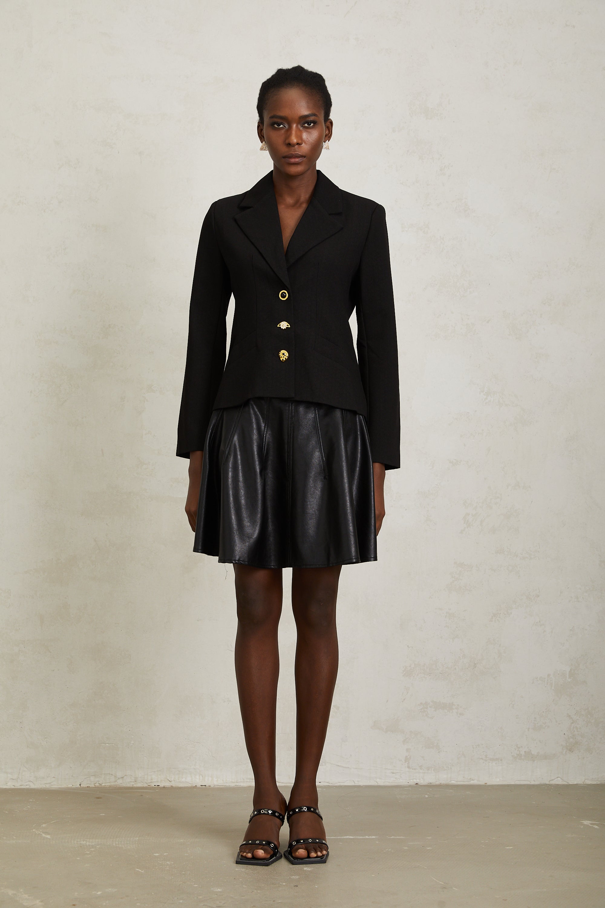 Blazer negro Sabine con cordones y diseño ajustado para mujer, de la marca Final Sale, en color negro y estilo elegante