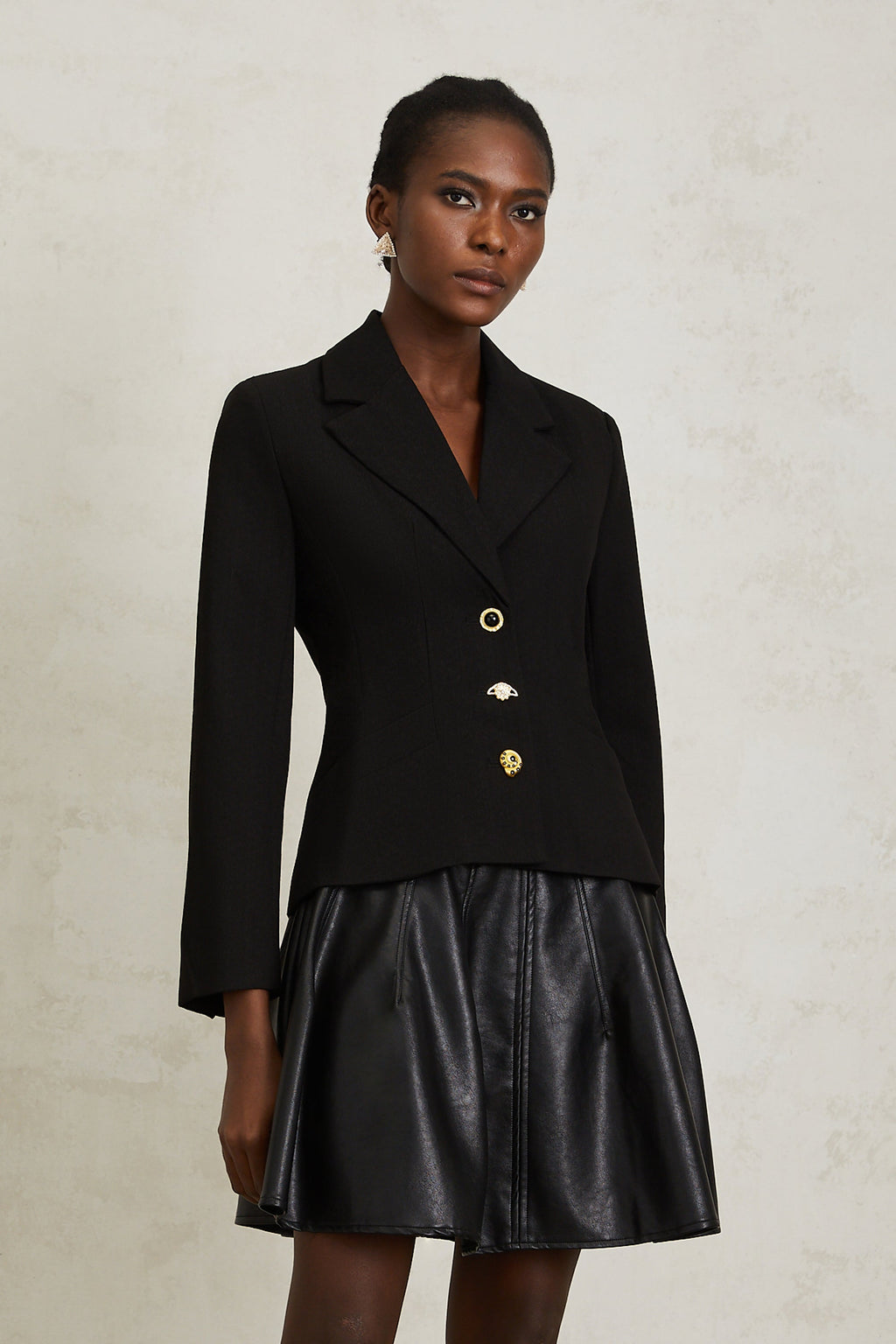 Blazer negro con cordones Sabine de Final Sale, estilo ajustado con detalles de encaje, vista frontal sobre fondo neutro.