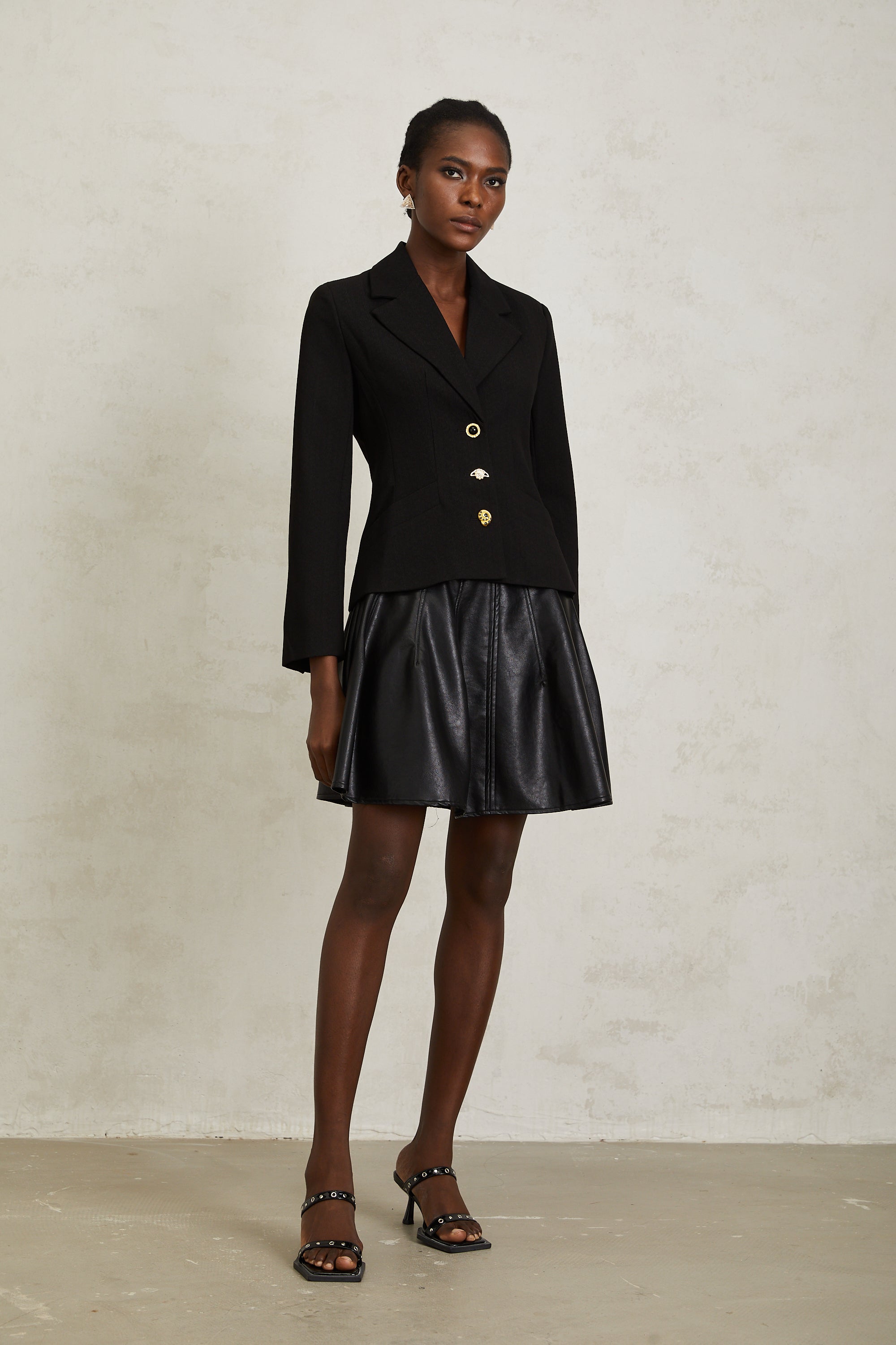 Blazer negro con cordones Sabine de Final Sale, estilo ajustado y elegante, ideal para looks sofisticados y formales.