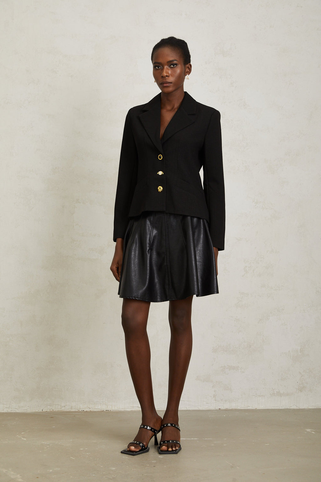Blazer negro con encaje Sabine de Final Sale, con cierre de cordones y estilo elegante para mujer.