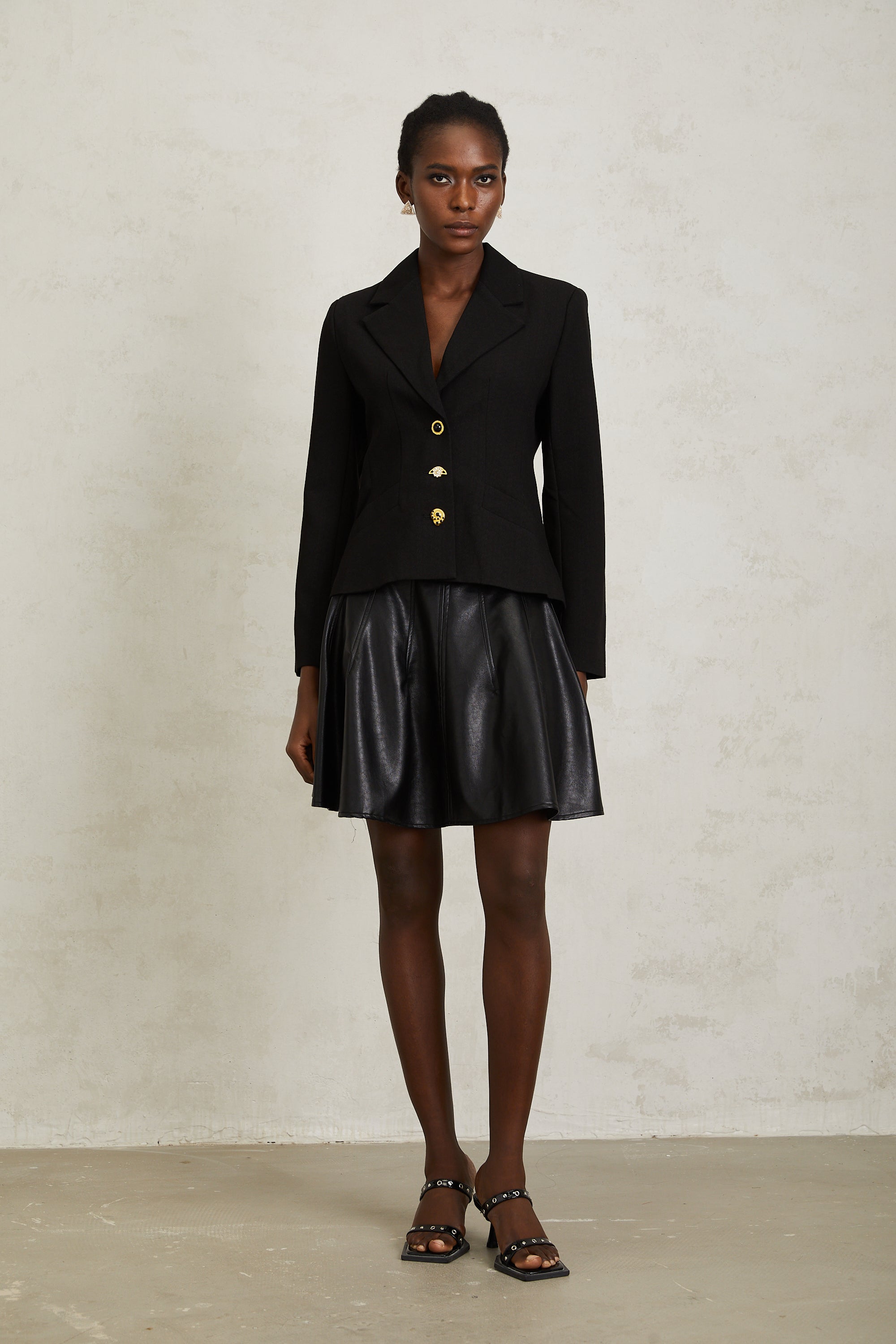 Blazer negro con cordones Sabine de Final Sale, corte ajustado y detalles de encaje, vista frontal en fondo neutro.