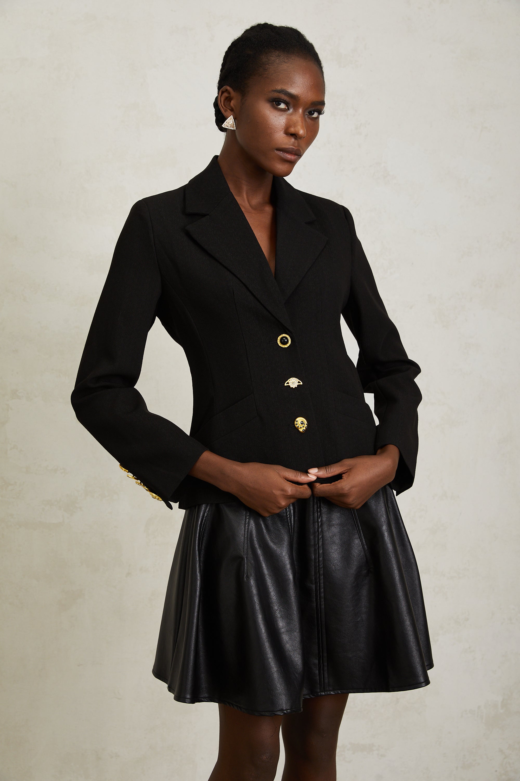 Blazer negro Sabine con cordones en la parte frontal, ajuste ajustado y diseño elegante, para un estilo sofisticado.