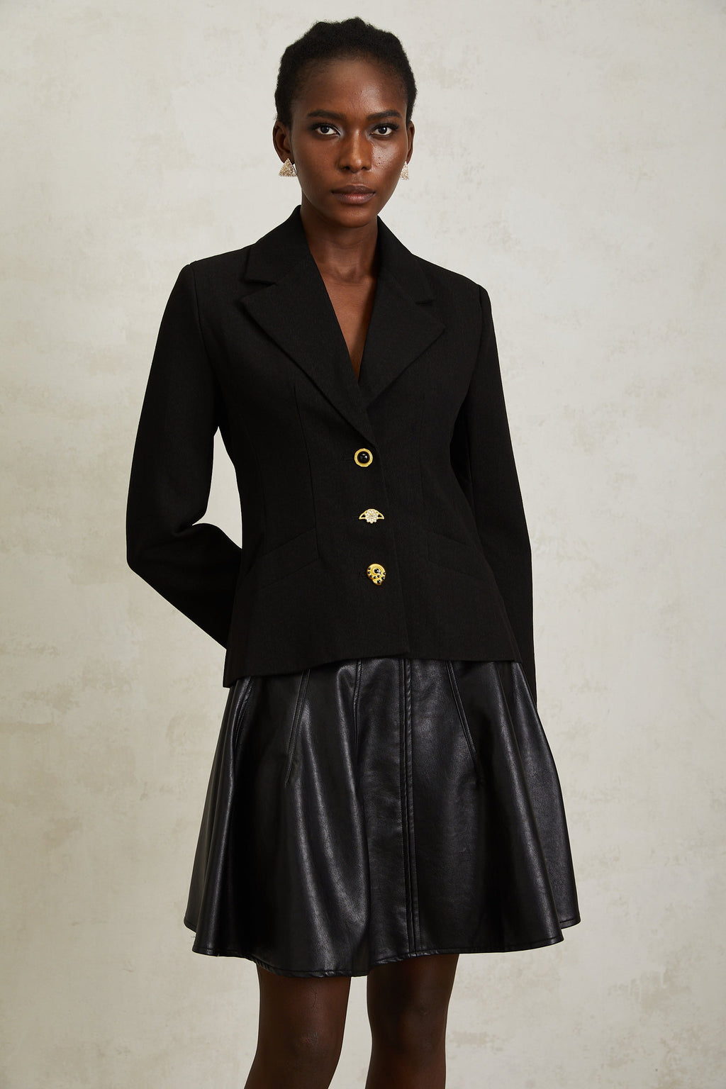 Blazer negro con cordones Sabine de Final Sale, corte ajustado y detalles de encaje, vistoso y elegante para ocasiones especiales.