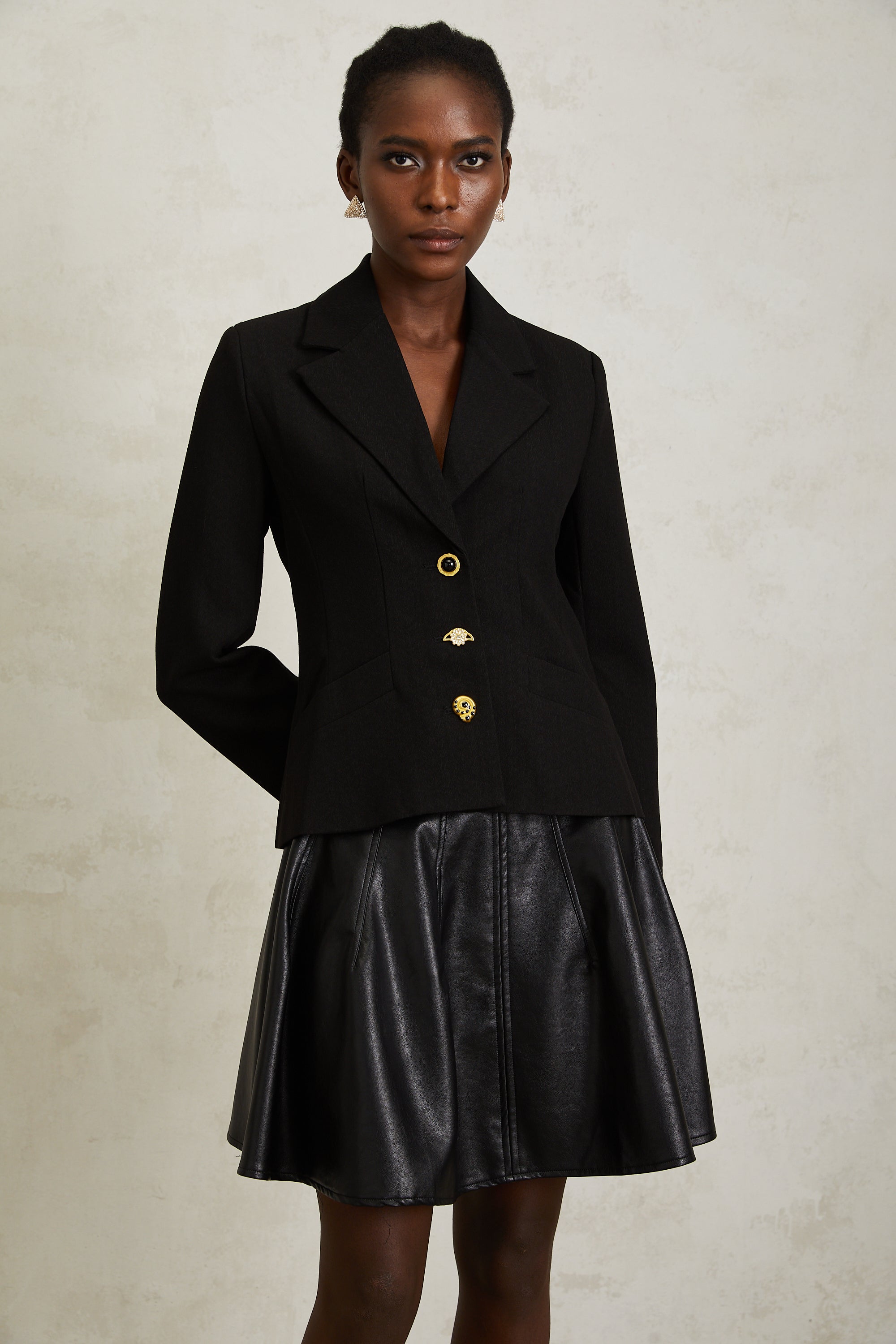 Blazer negro con cordones Sabine de Final Sale, corte ajustado y detalles de encaje, vistoso y elegante para ocasiones especiales.