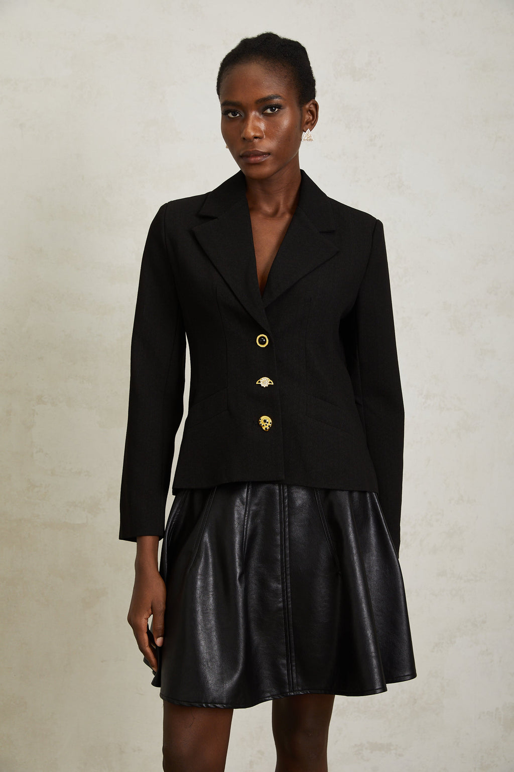 Blazer negro con cordones Sabine de Final Sale, estilo entallado y elegante, mostrado en la imagen.