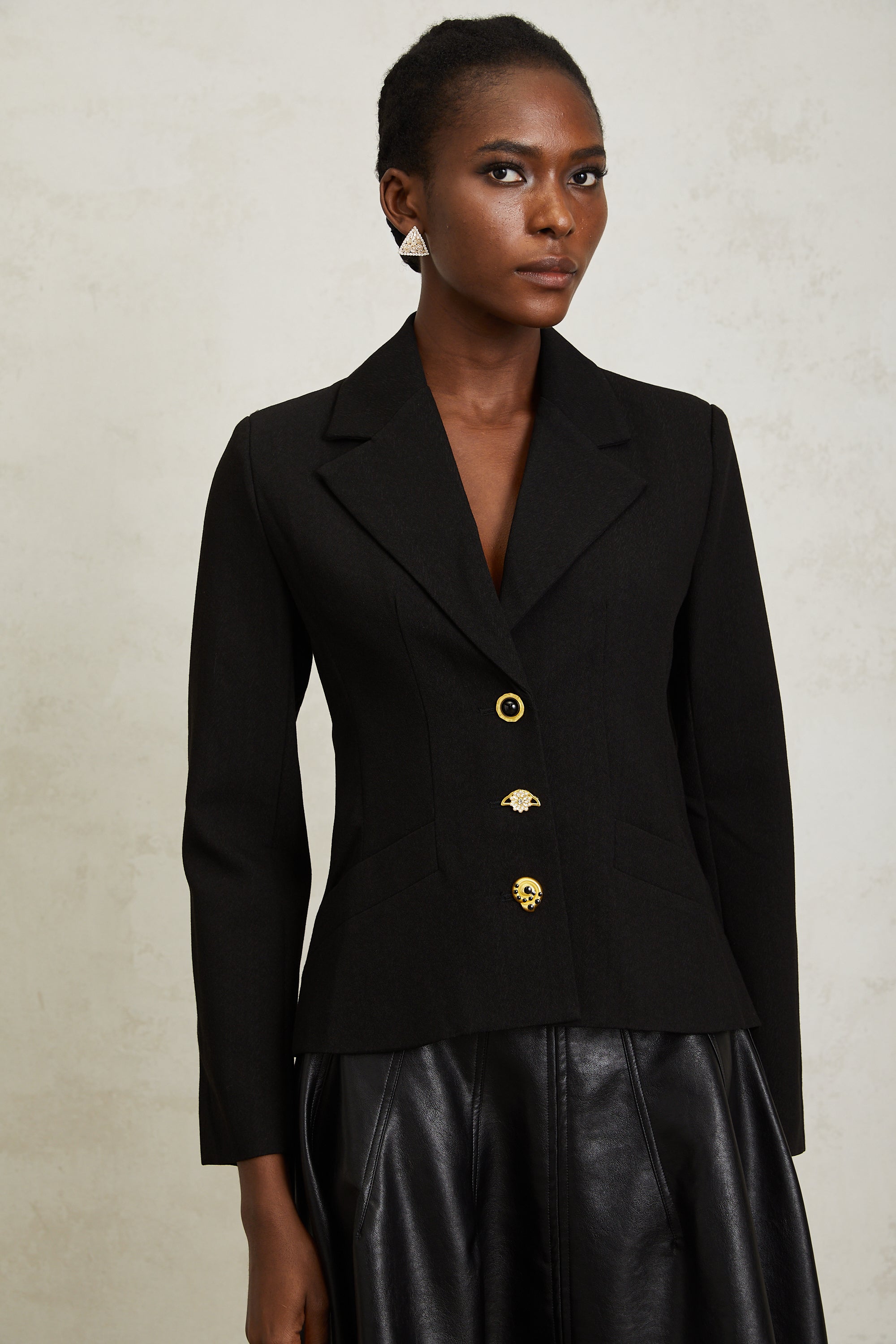 Blazer negro con cordones Sabine de Final Sale, estilo elegante y ajustado, mostrado en una imagen en fondo neutro.