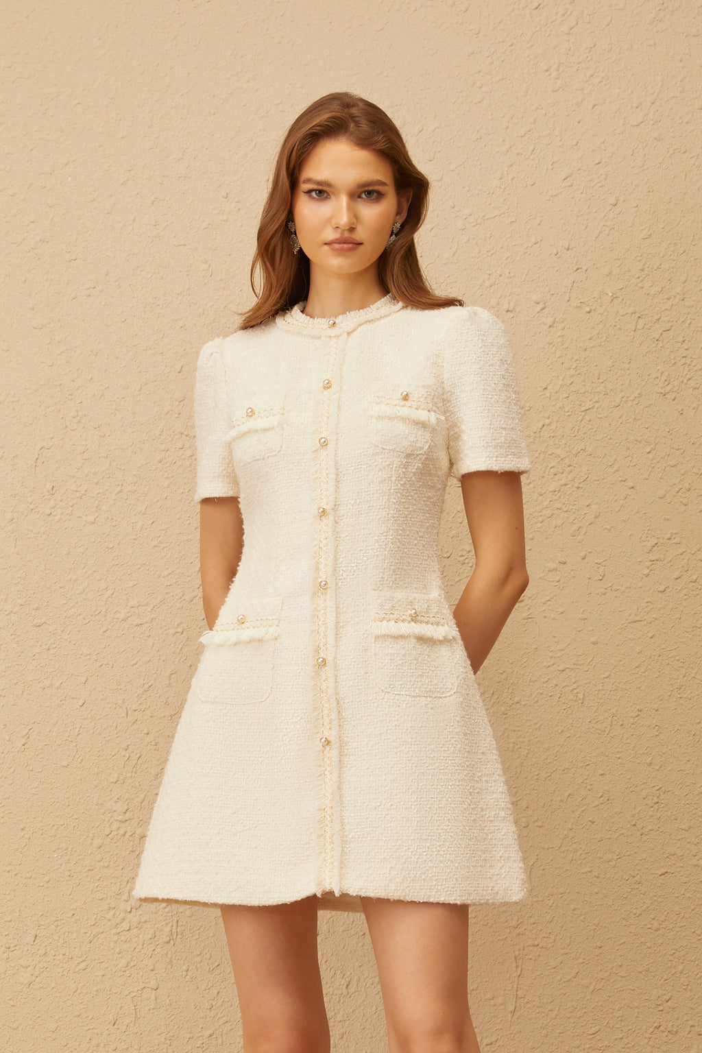Vestido mini de tweed blanco con perlas falsas de la marca Final Sale, con diseño elegante y detalles texturizados.