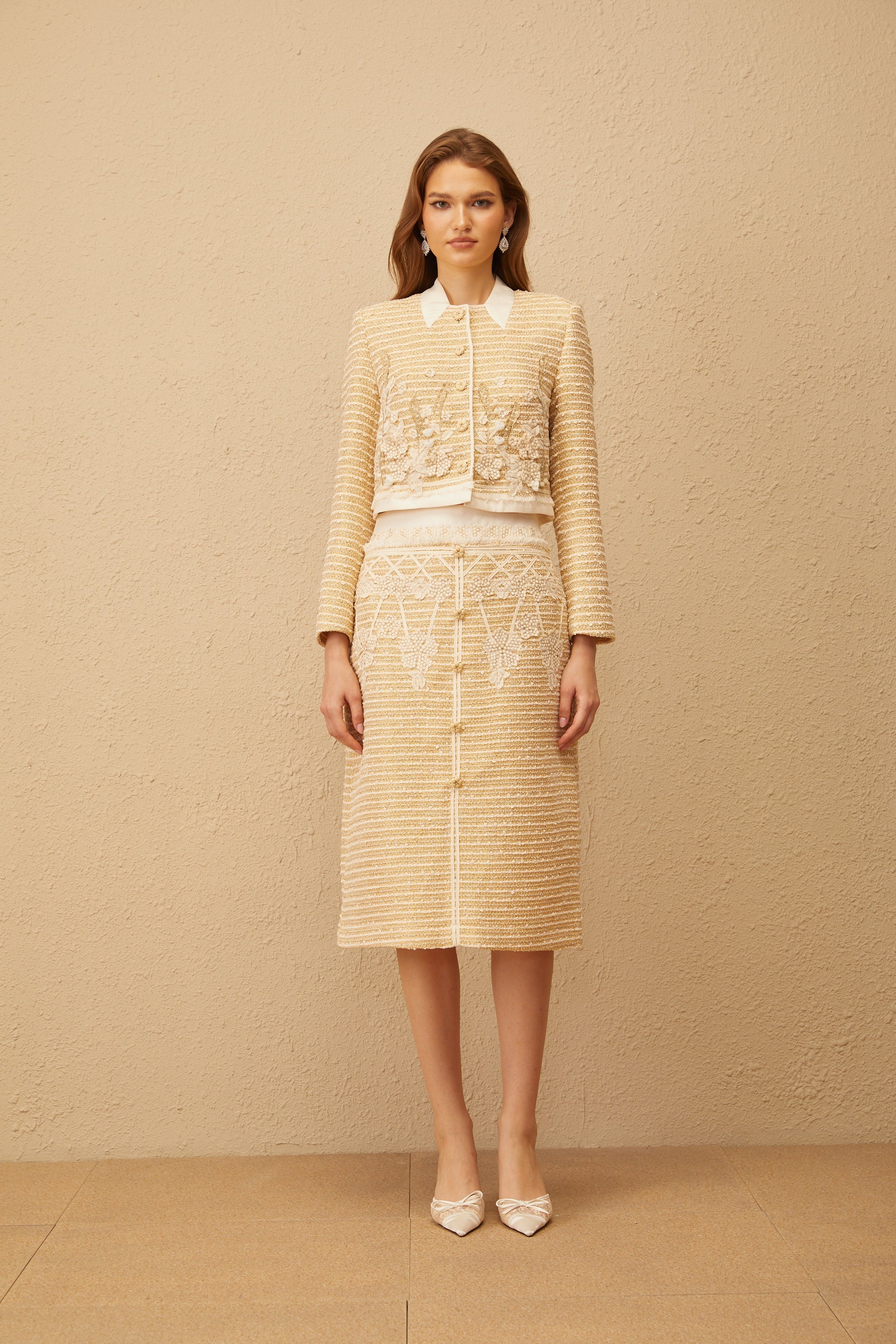 Conjunto de chaqueta y falda de jacquard floral neutro de Final Sale, elegante y texturizado para mujer.