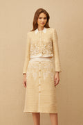Conjunto de chaqueta y falda de jacquard floral en tonos neutros de la marca Final Sale, con detalles elegantes y tejidos texturizados.