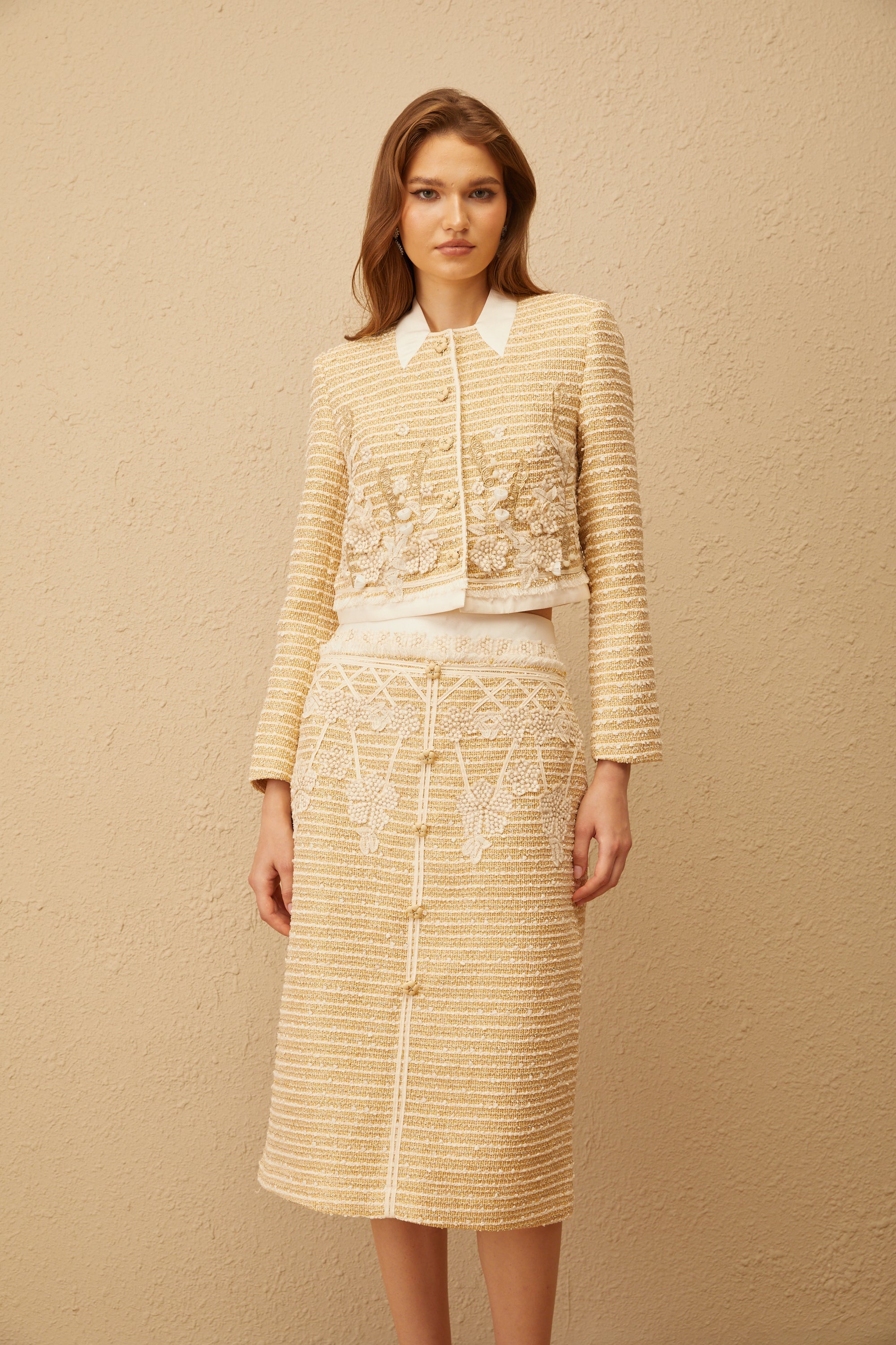 Conjunto de chaqueta y falda de tweed floral neutro de Final Sale, estilo jacquard elegante y clásico.
